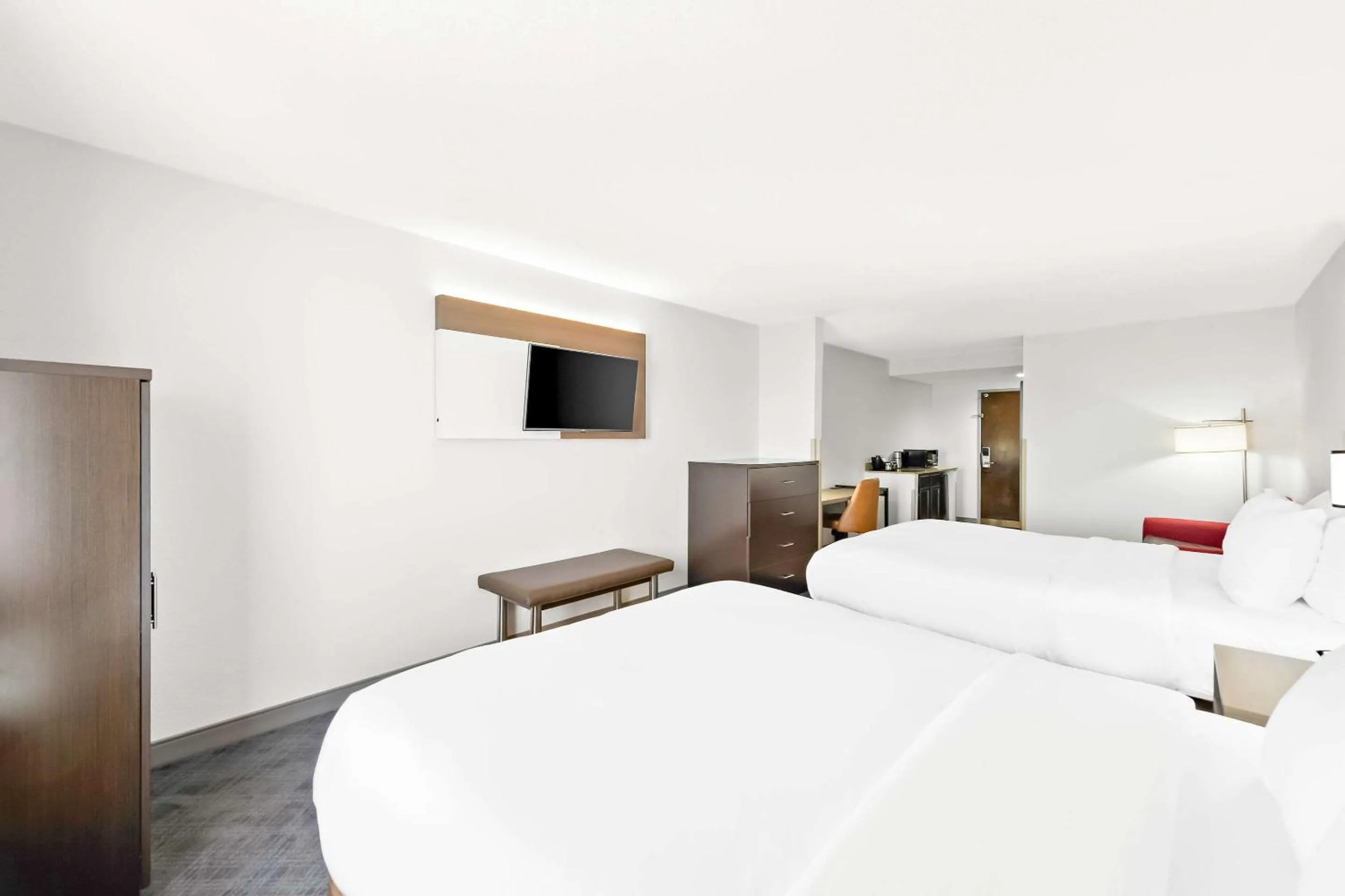 Bedroom, Bed in Comfort Suites Columbus