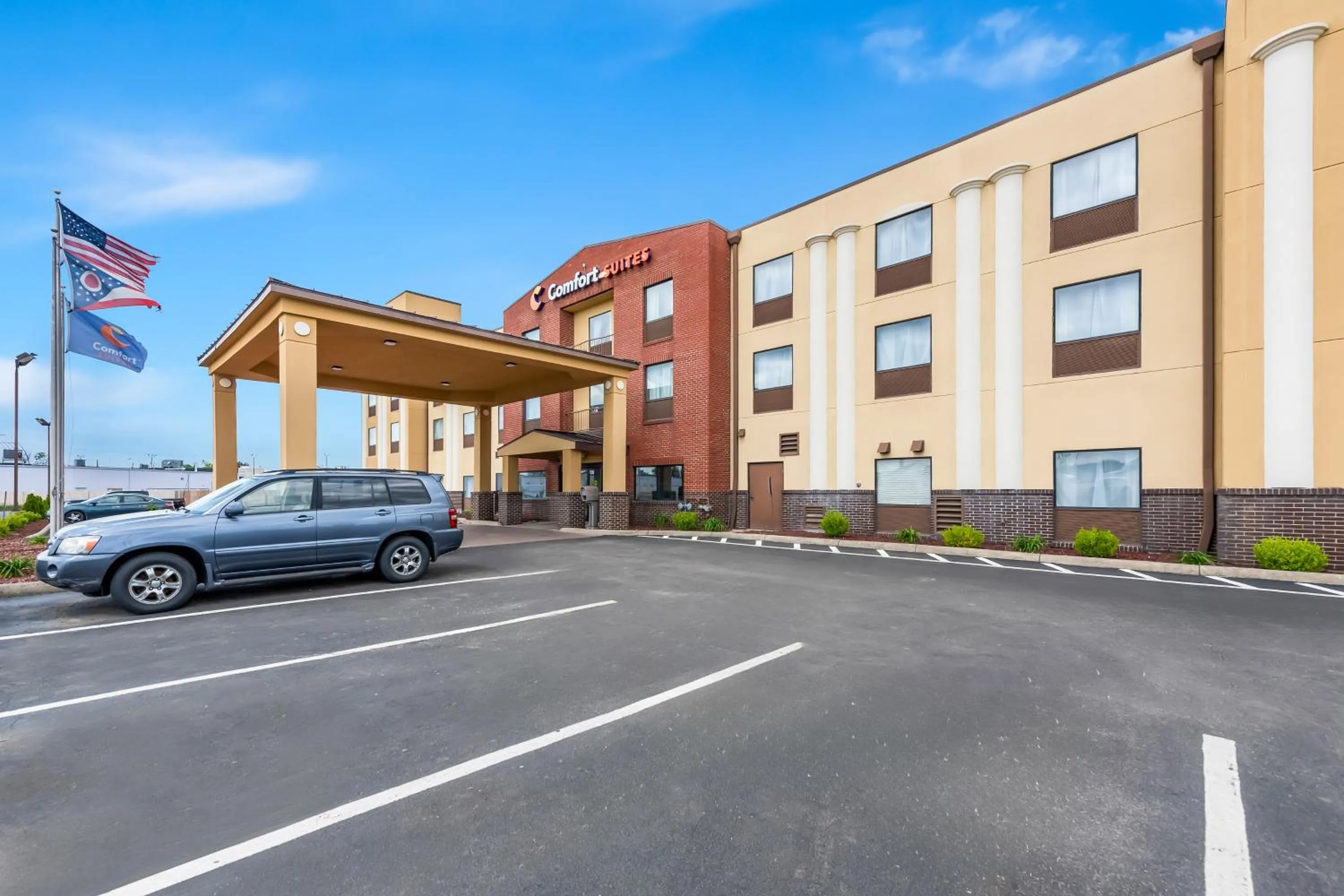 Property building in Comfort Suites Columbus