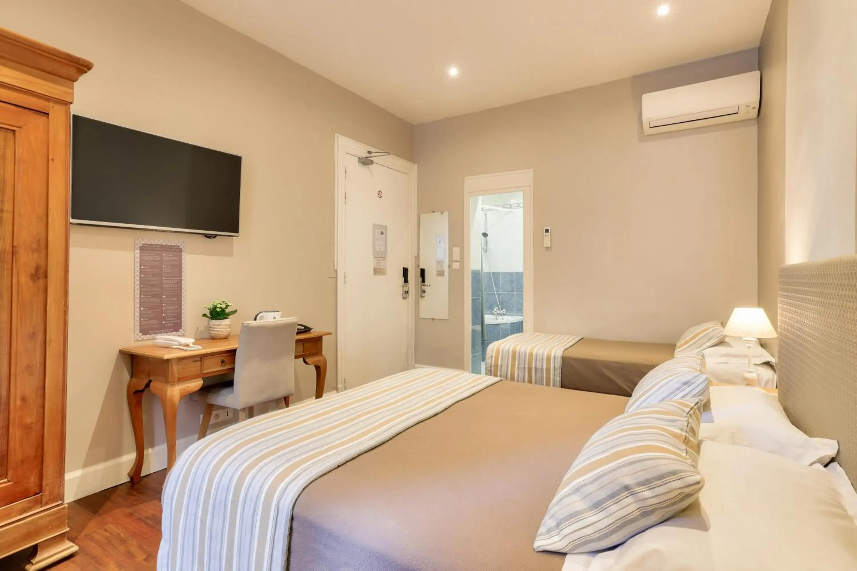 Triple Room in Hotel Lepante Triple Room in Hotel Lepante