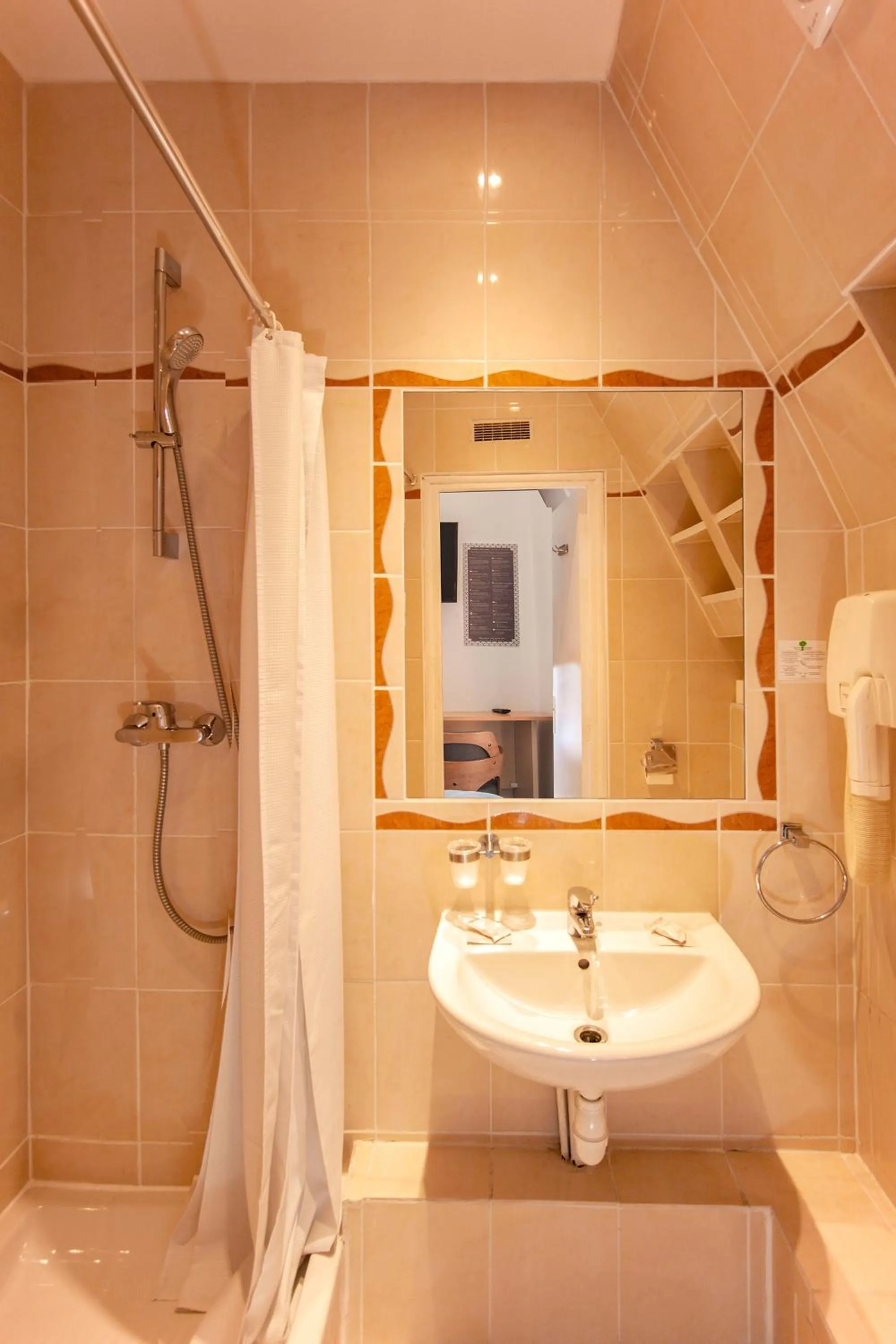 Shower in Hotel Lepante