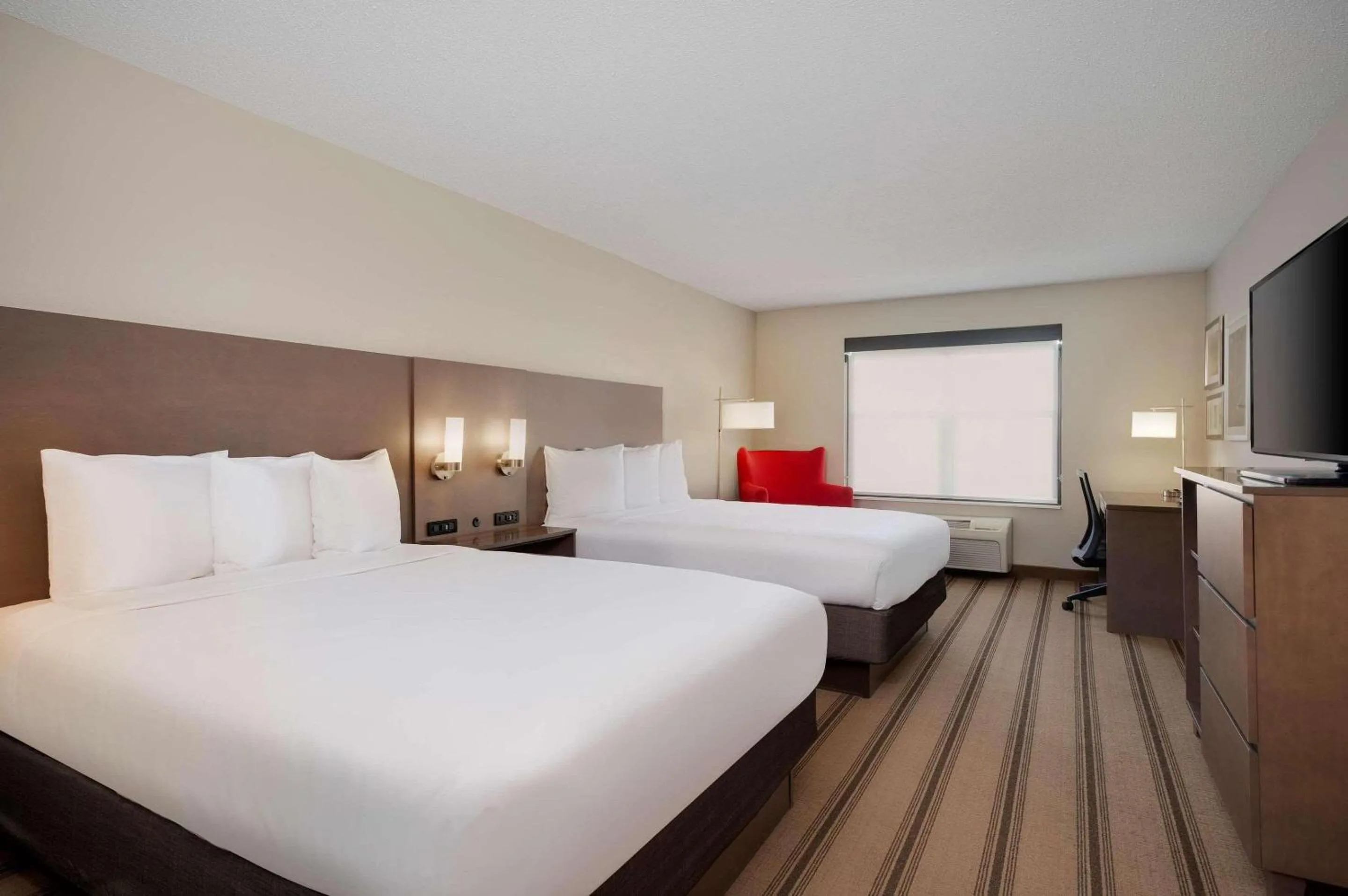 Bedroom, Bed in Country Inn & Suites by Radisson Albertville near Outlet Mall