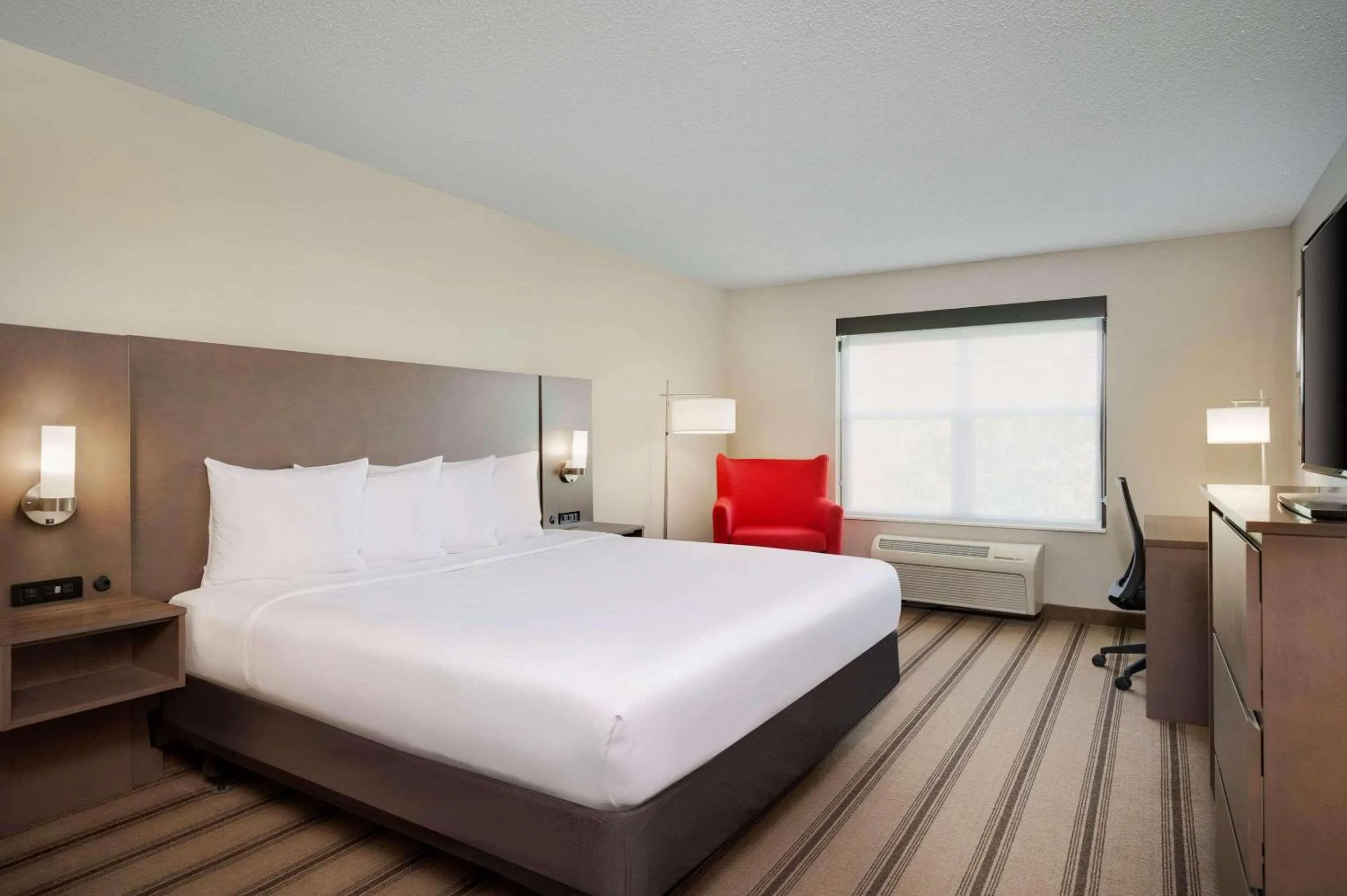 Bedroom, Bed in Country Inn & Suites by Radisson Albertville near Outlet Mall