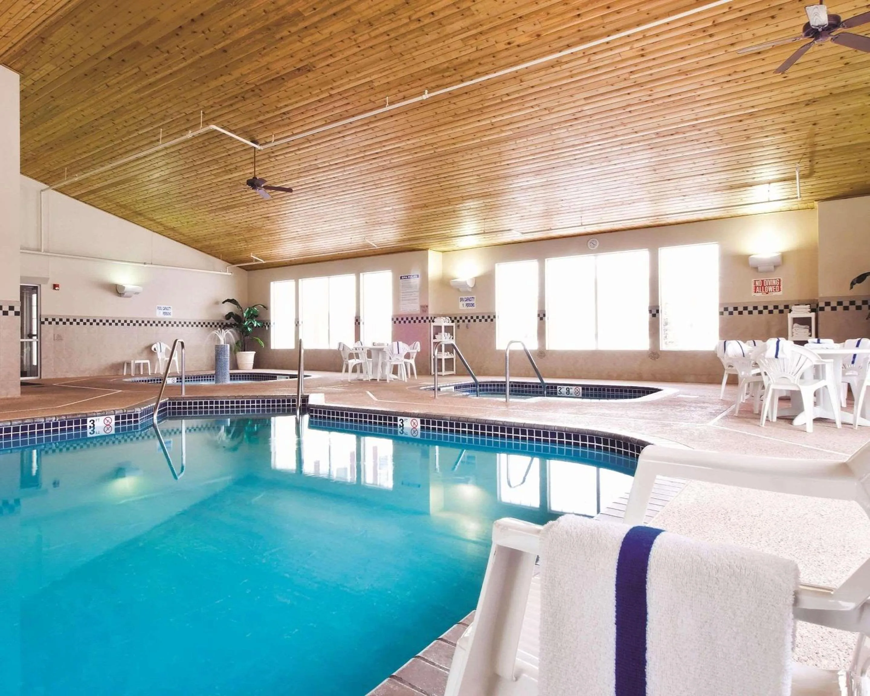 Swimming pool in Country Inn & Suites by Radisson Albertville near Outlet Mall