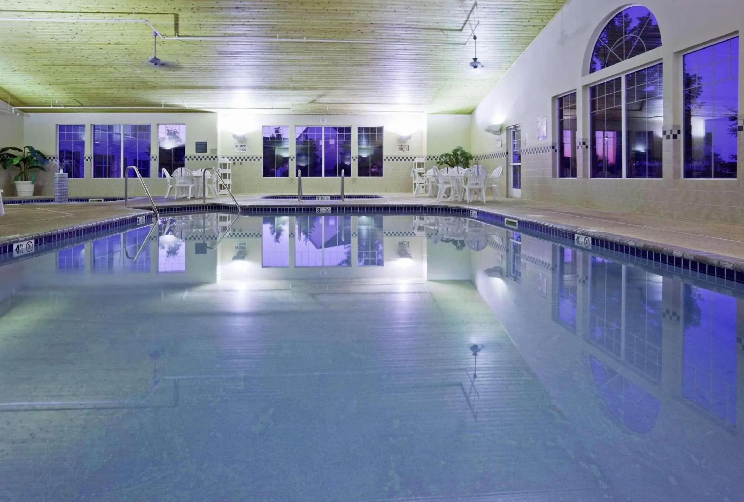 Swimming pool in Country Inn & Suites by Radisson Albertville near Outlet Mall Swimming pool in Country Inn & Suites by Radisson Albertville near Outlet Mall