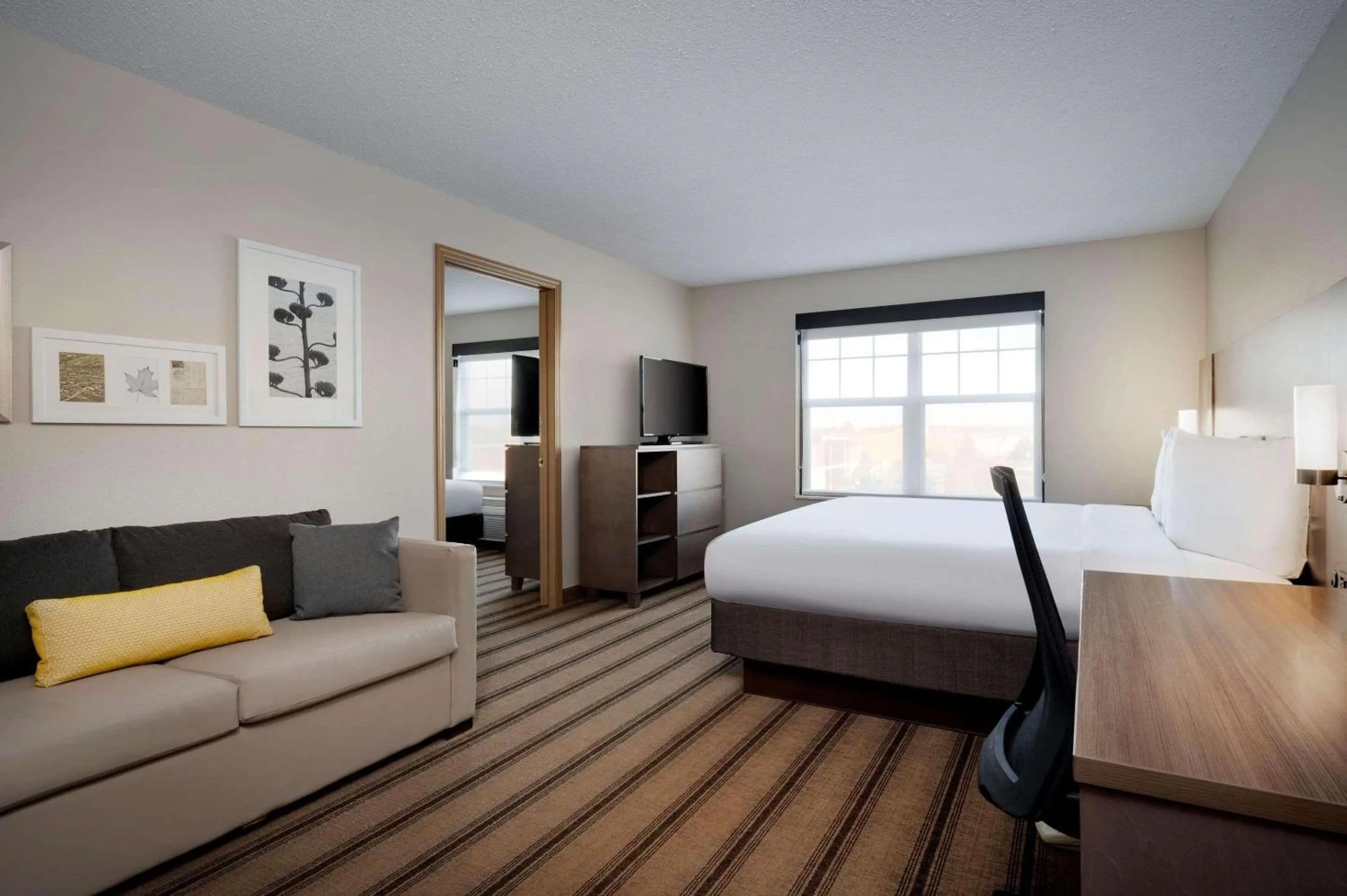 Bedroom, Bed in Country Inn & Suites by Radisson Albertville near Outlet Mall