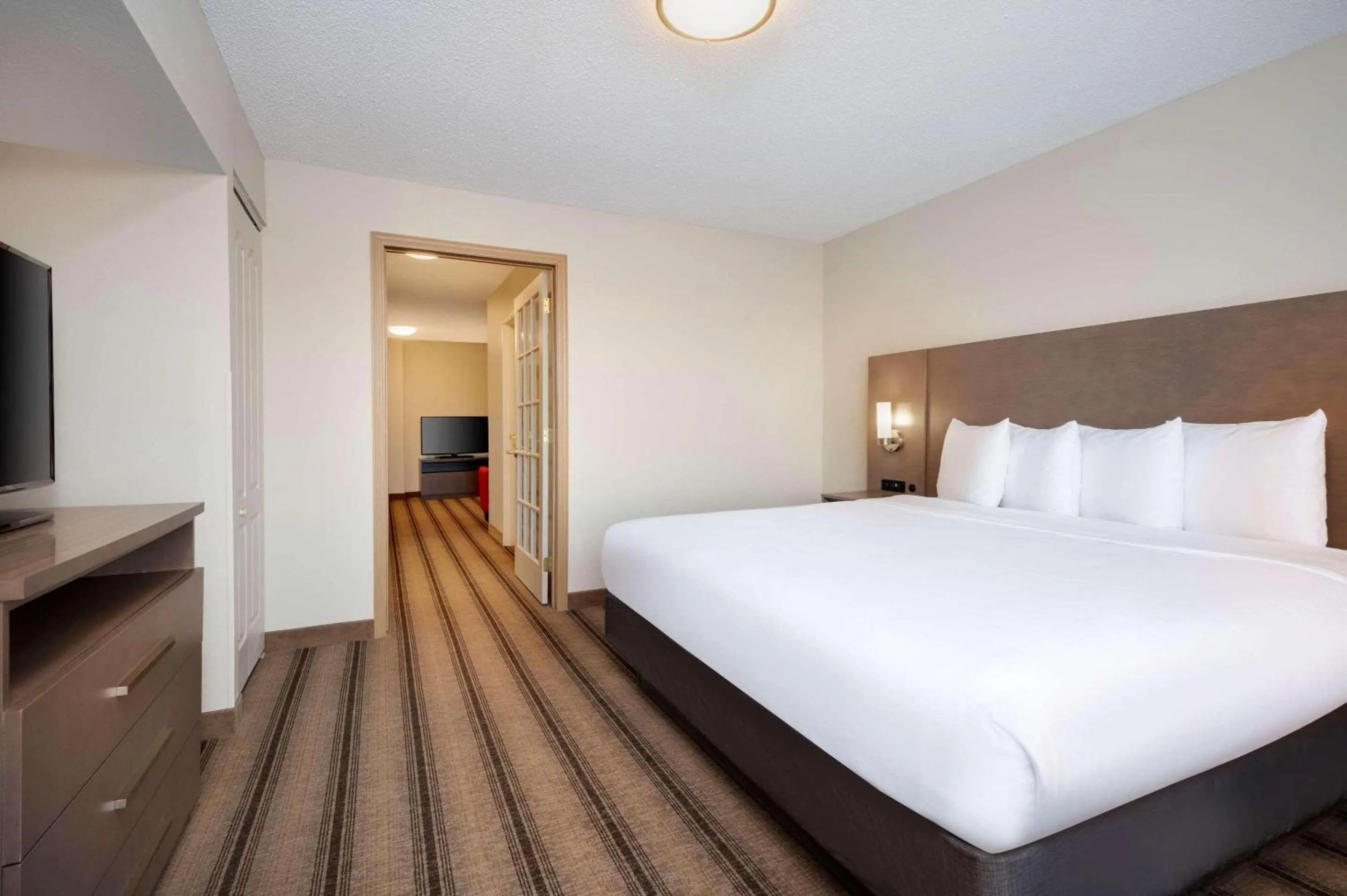 Bedroom, Bed in Country Inn & Suites by Radisson Albertville near Outlet Mall
