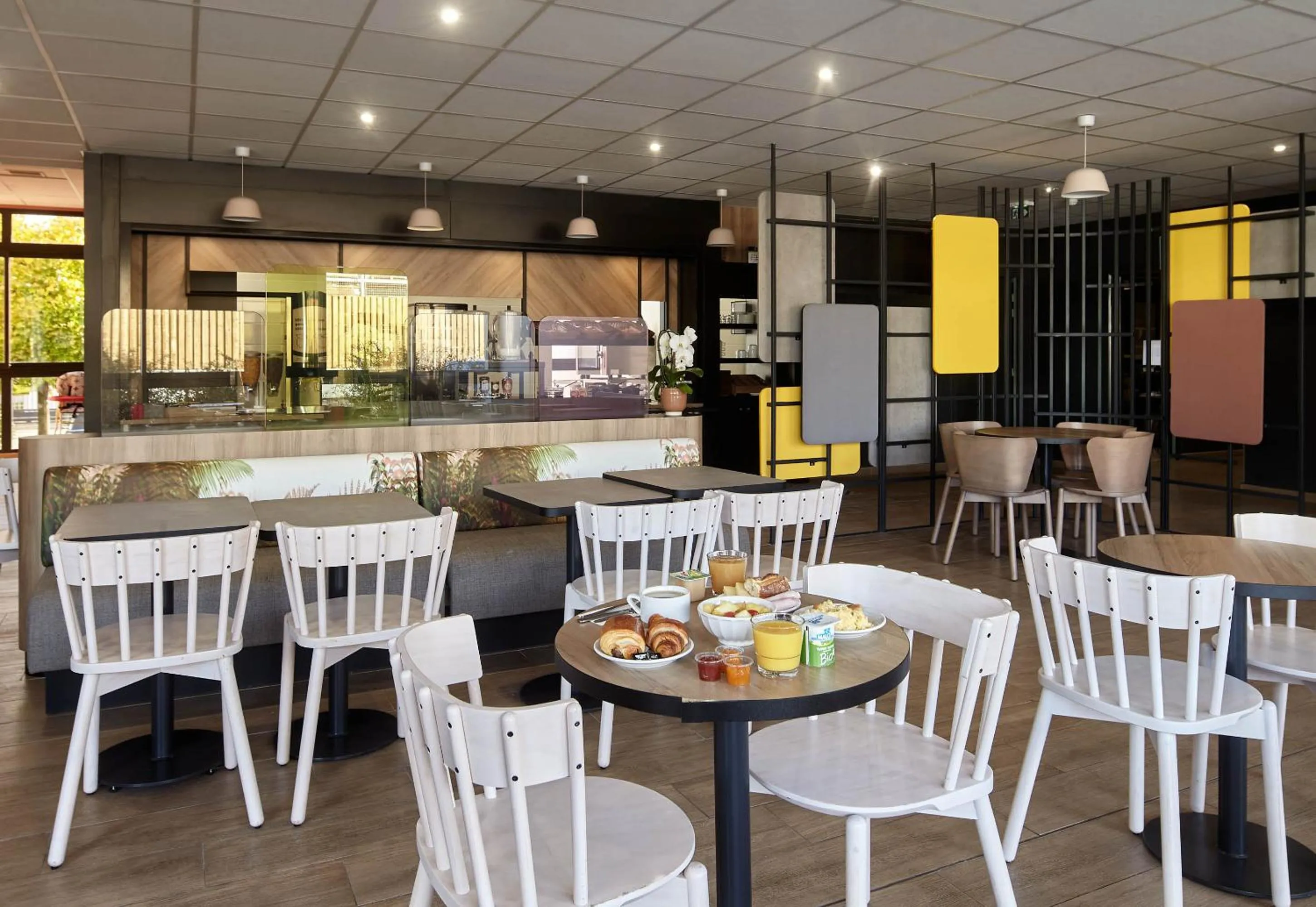 Restaurant/places to eat in B&B HOTEL Paris Rosny-sous-Bois