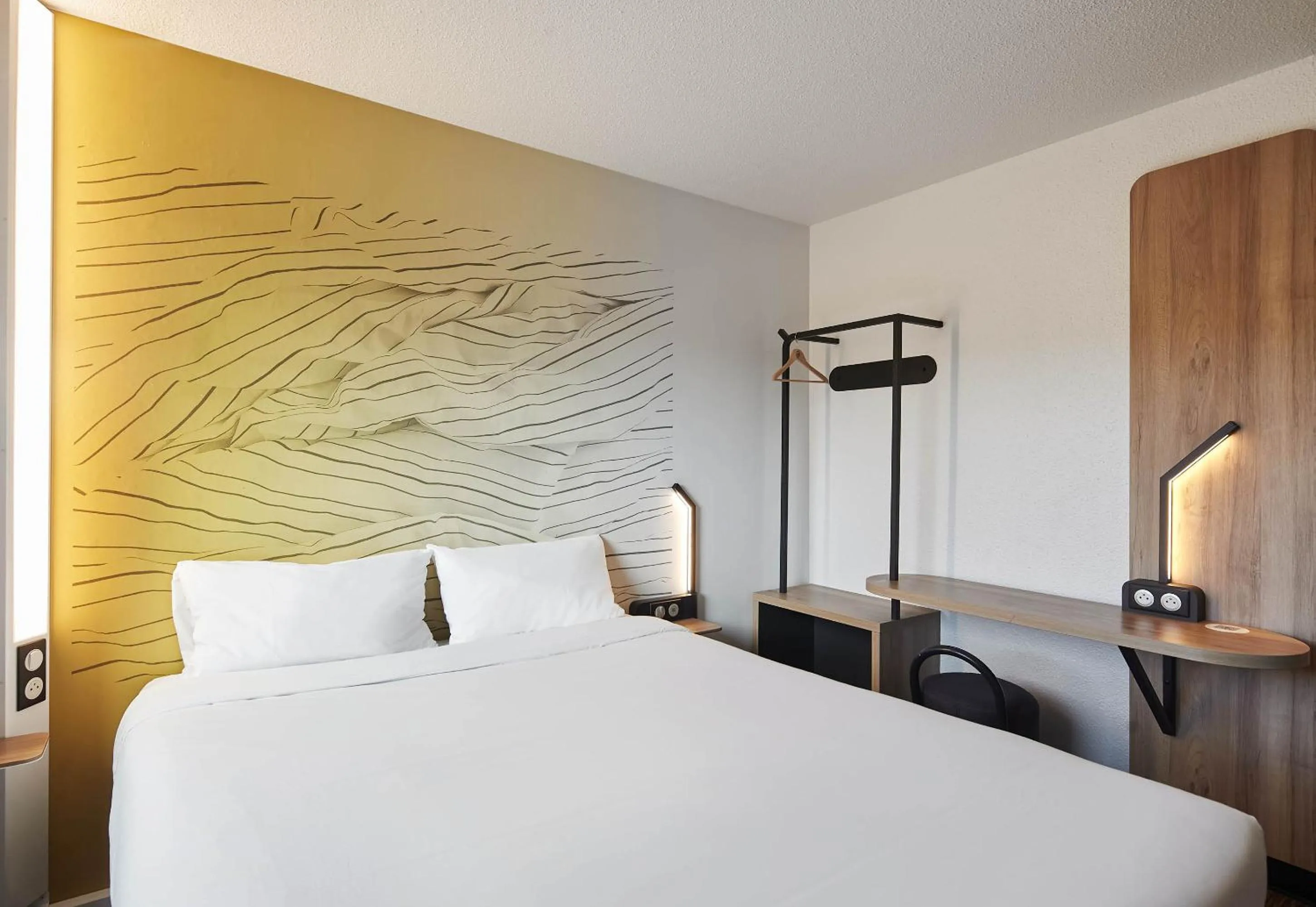 Bedroom, Bed in B&B HOTEL Paris Rosny-sous-Bois