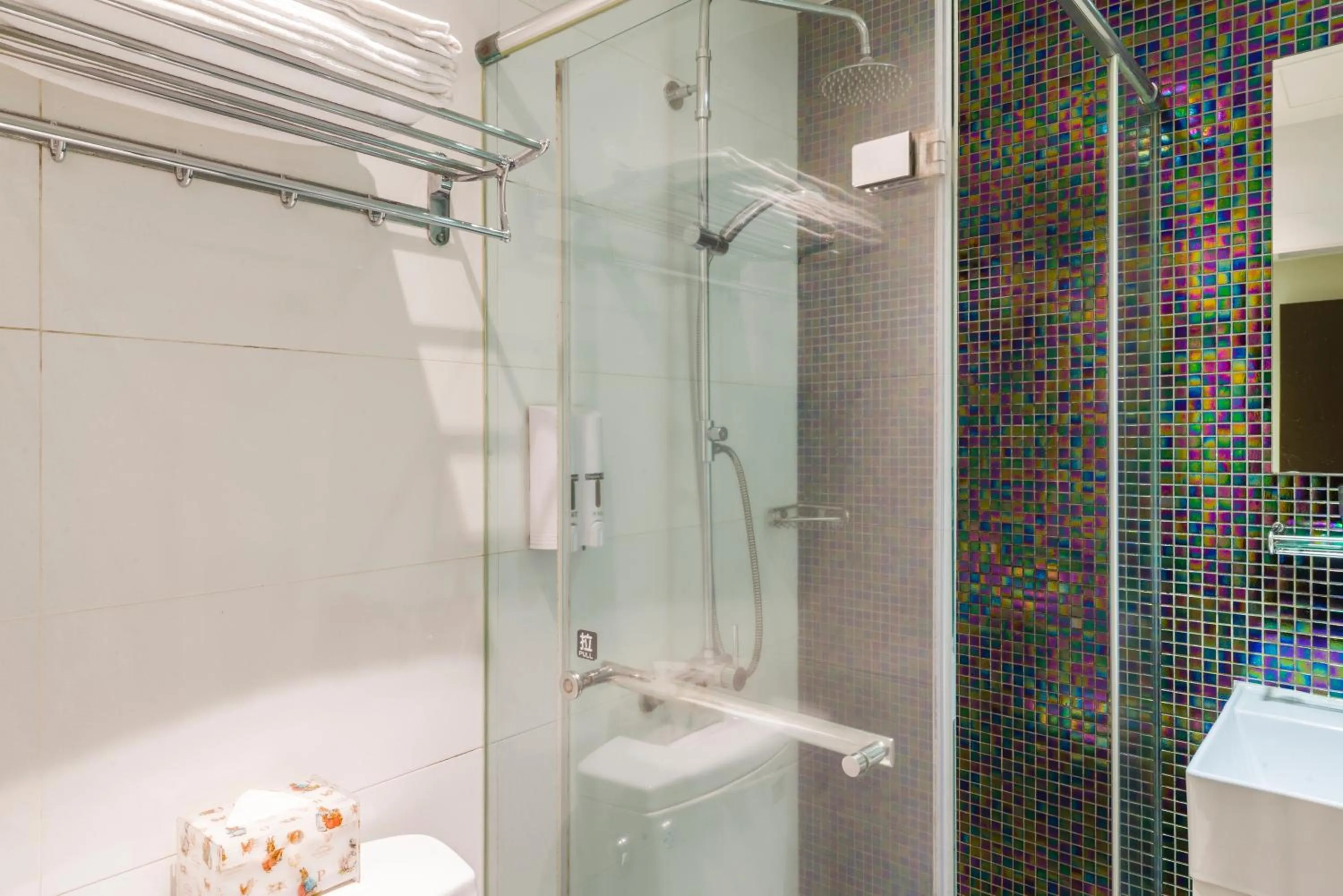 Shower in Shihlin 13House