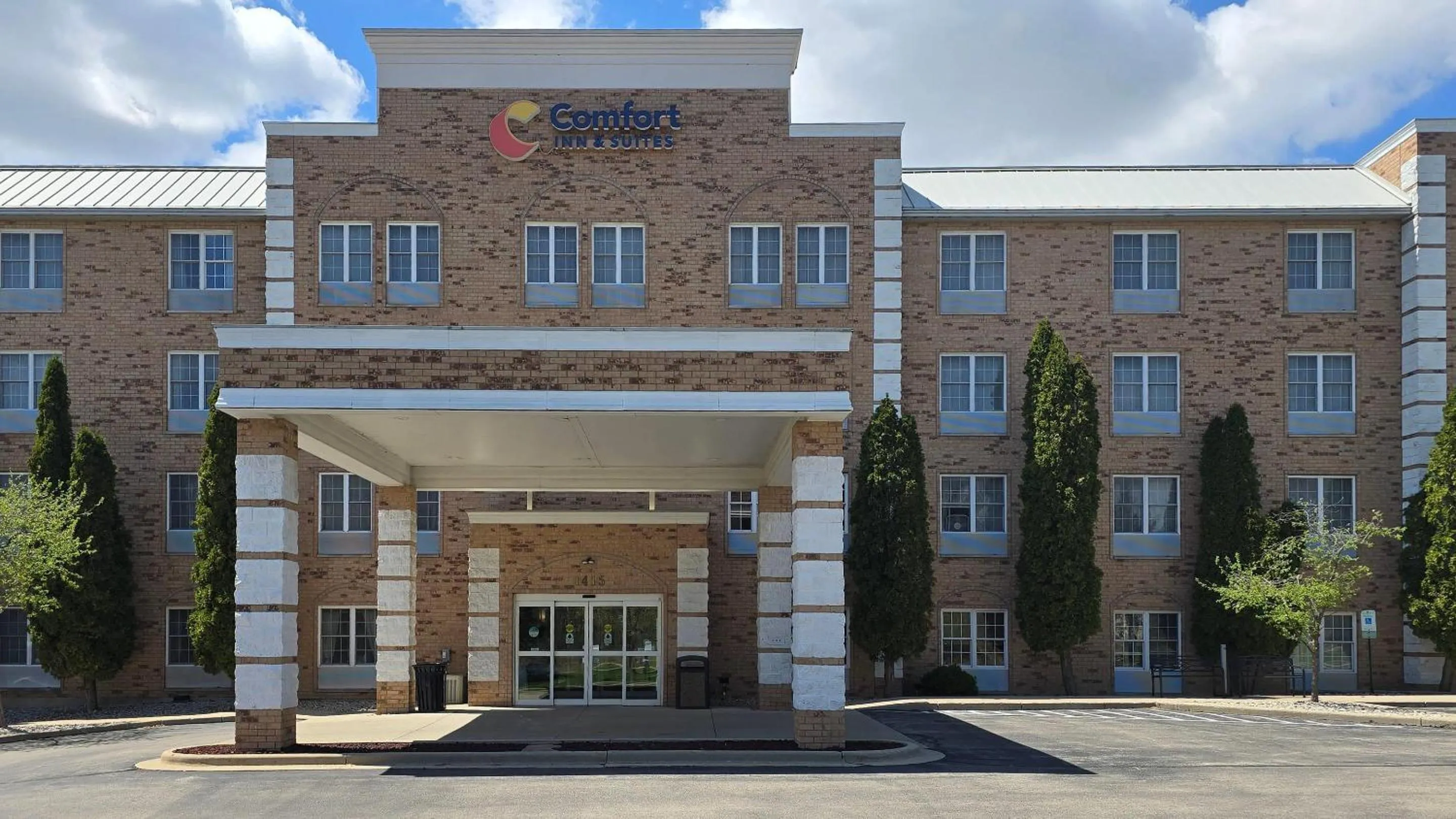 Property building in Comfort Inn & Suites Grafton-Cedarburg