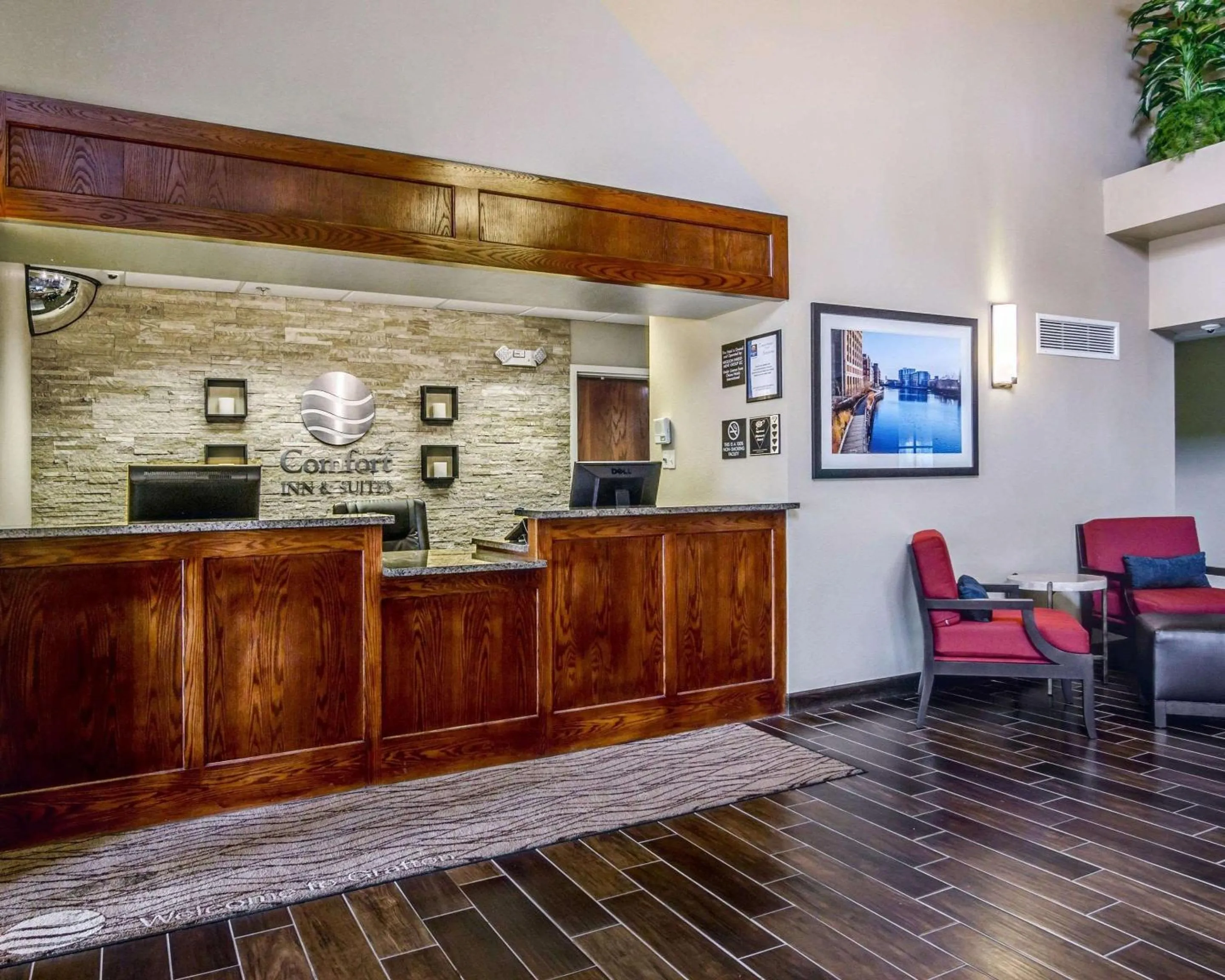 Lobby or reception in Comfort Inn & Suites Grafton-Cedarburg