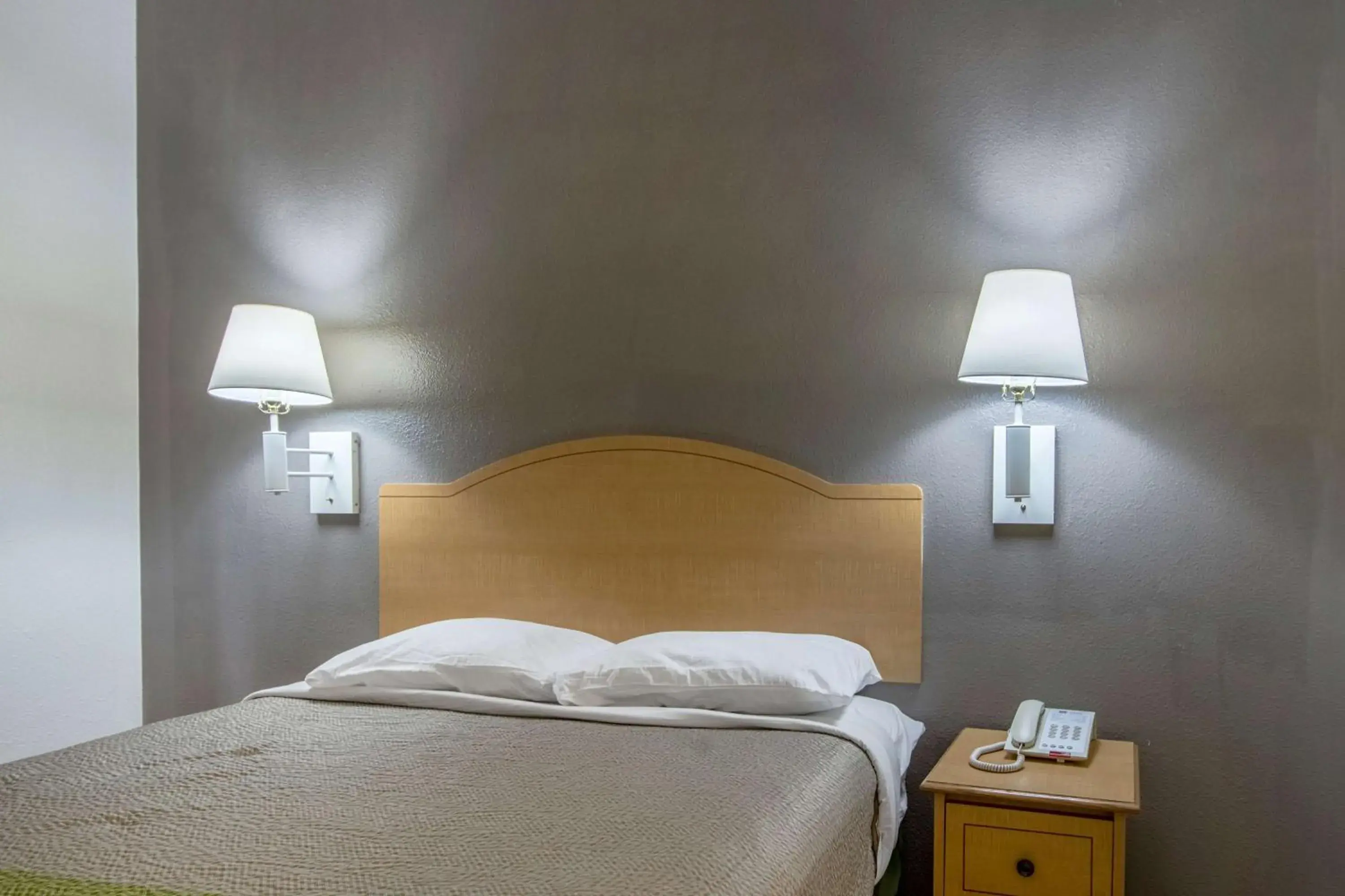 Deluxe Queen Room - Non-Smoking in Studio 6-Lafayette, LA - Broussard Deluxe Queen Room - Non-Smoking in Studio 6-Lafayette, LA - Broussard