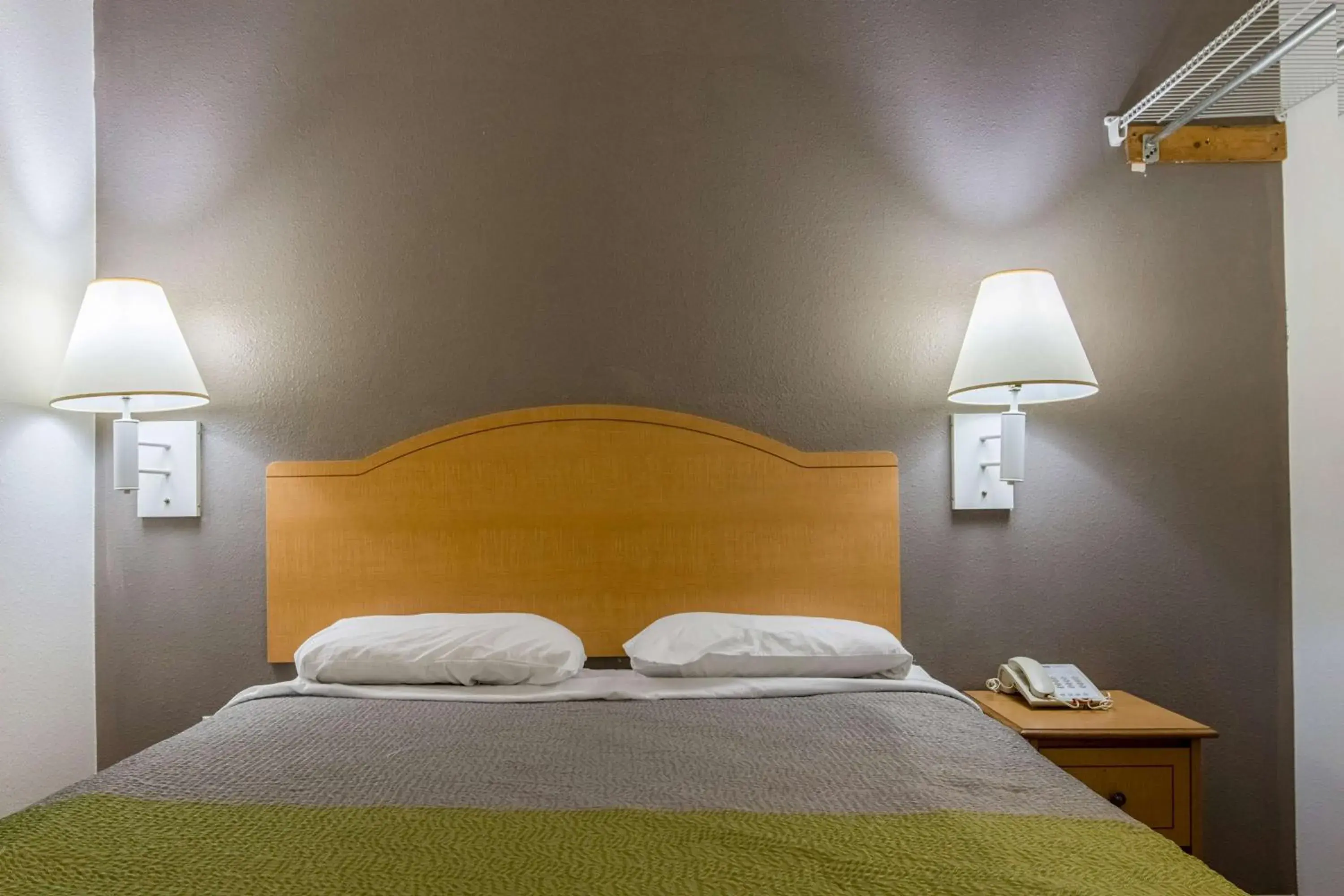 Photo of the whole room, Bed in Studio 6-Lafayette, LA - Broussard Photo of the whole room, Bed in Studio 6-Lafayette, LA - Broussard