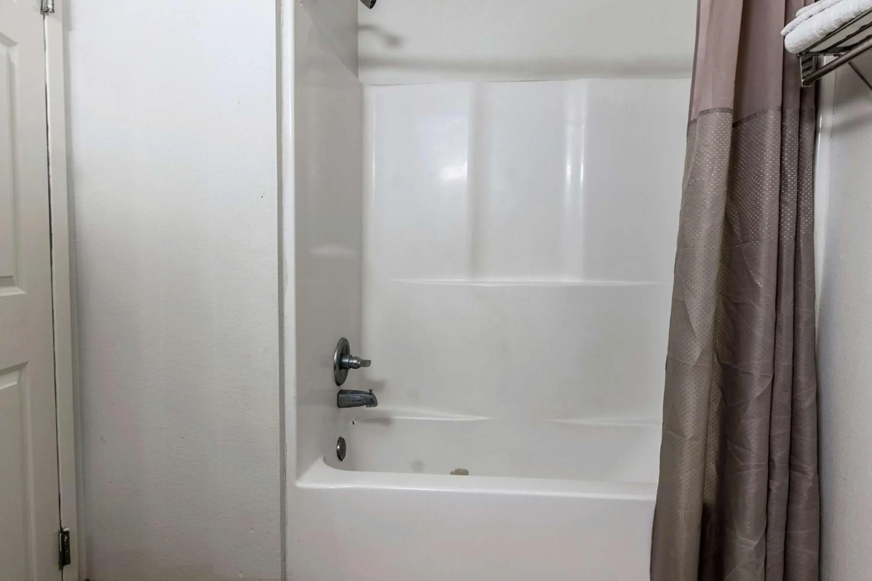 Bathroom in Studio 6-Lafayette, LA - Broussard Bathroom in Studio 6-Lafayette, LA - Broussard