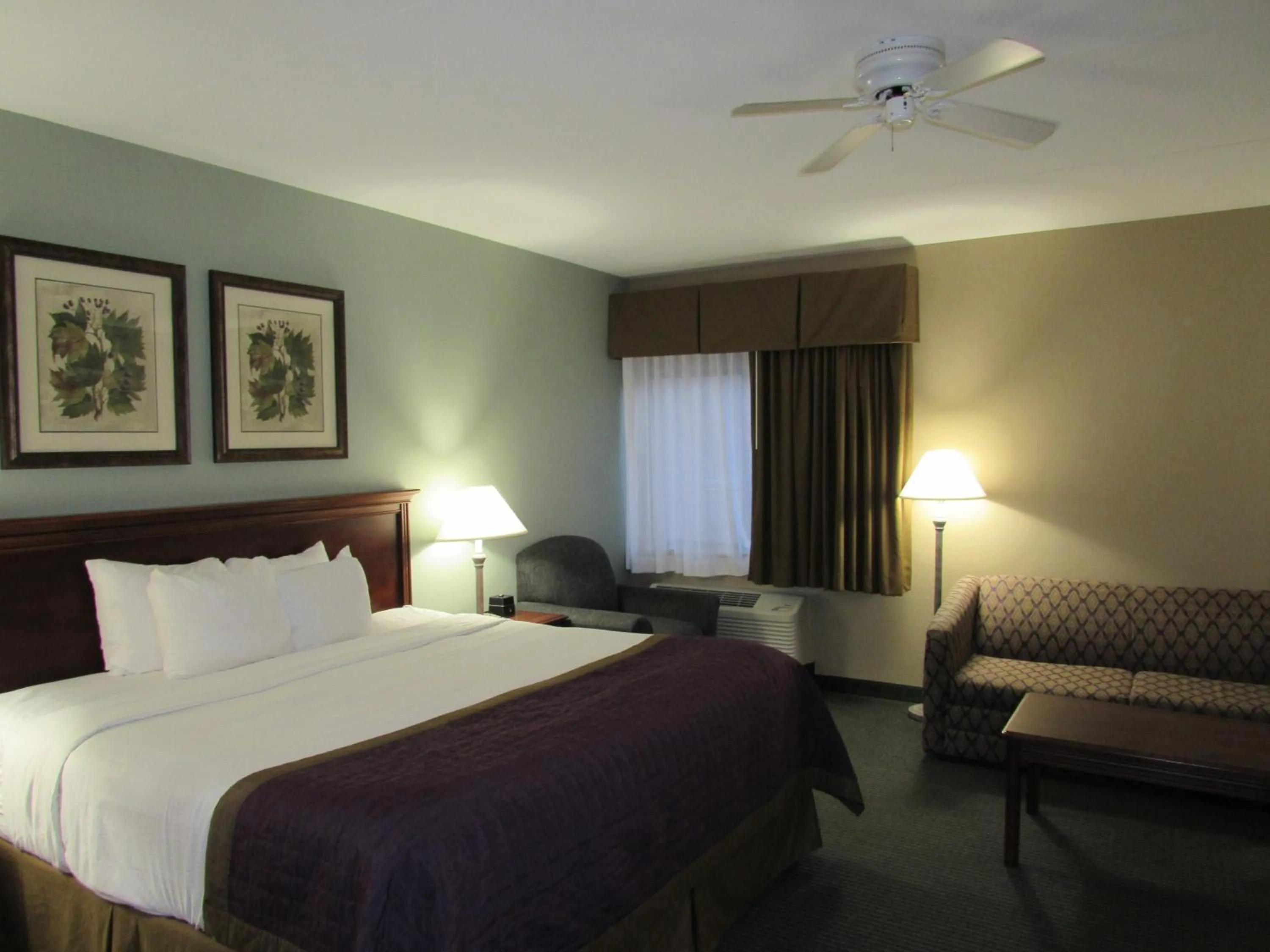 Living room, Bed in Bay Mountain Inn Cherokee Smoky Mountains