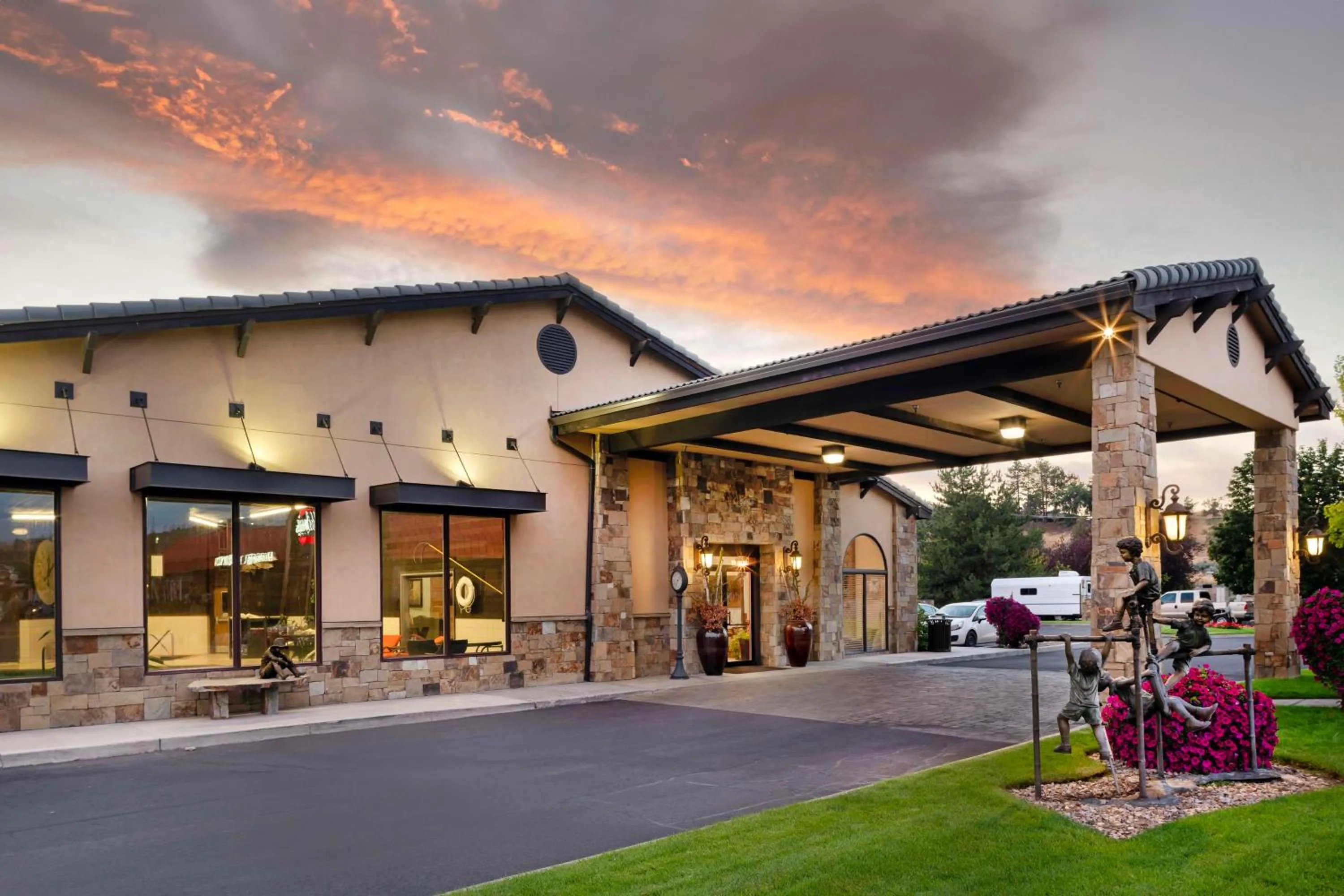 Property building in Best Western Prineville Inn