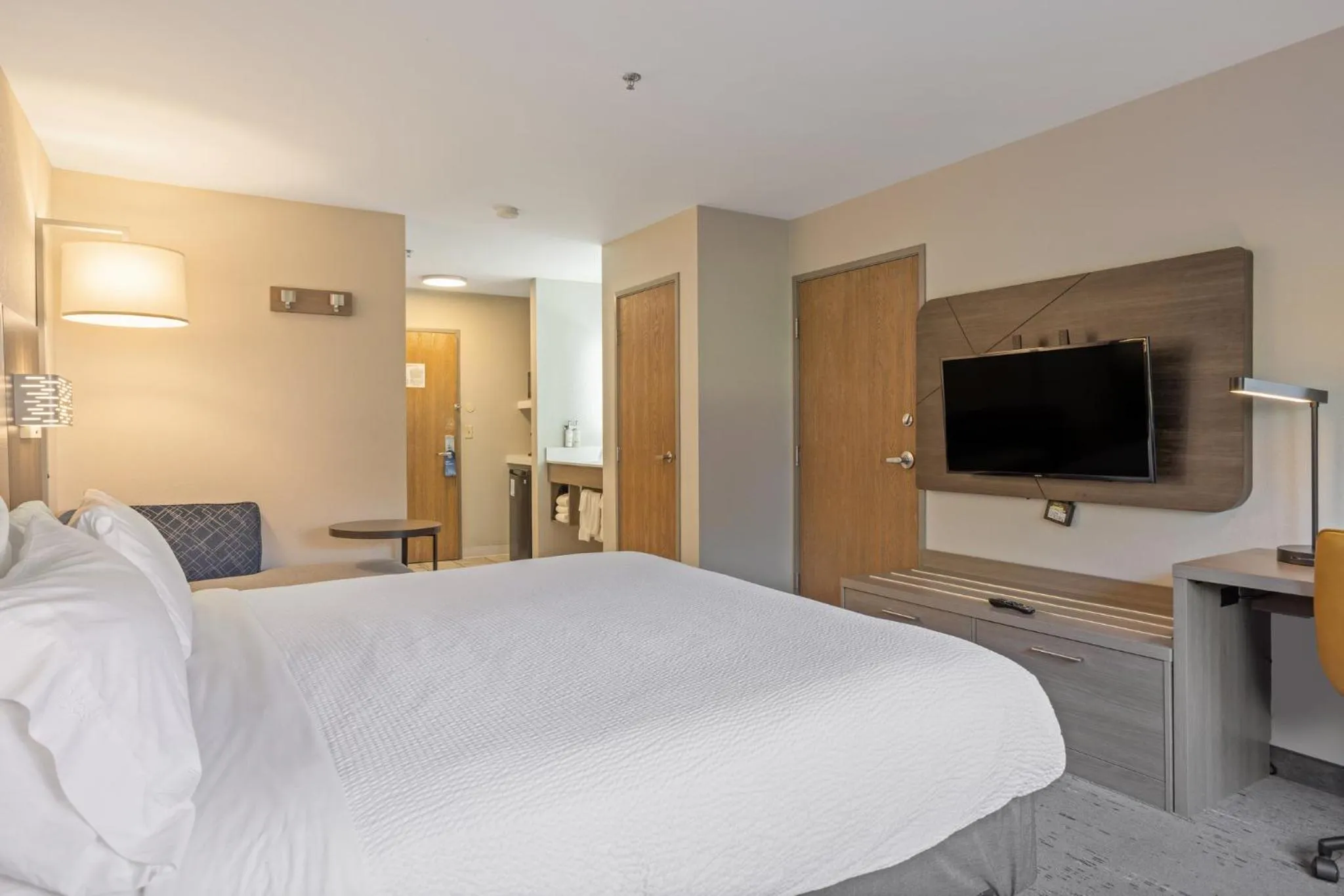 Photo of the whole room, Bed in Holiday Inn Express Hotel & Suites Torrington by IHG