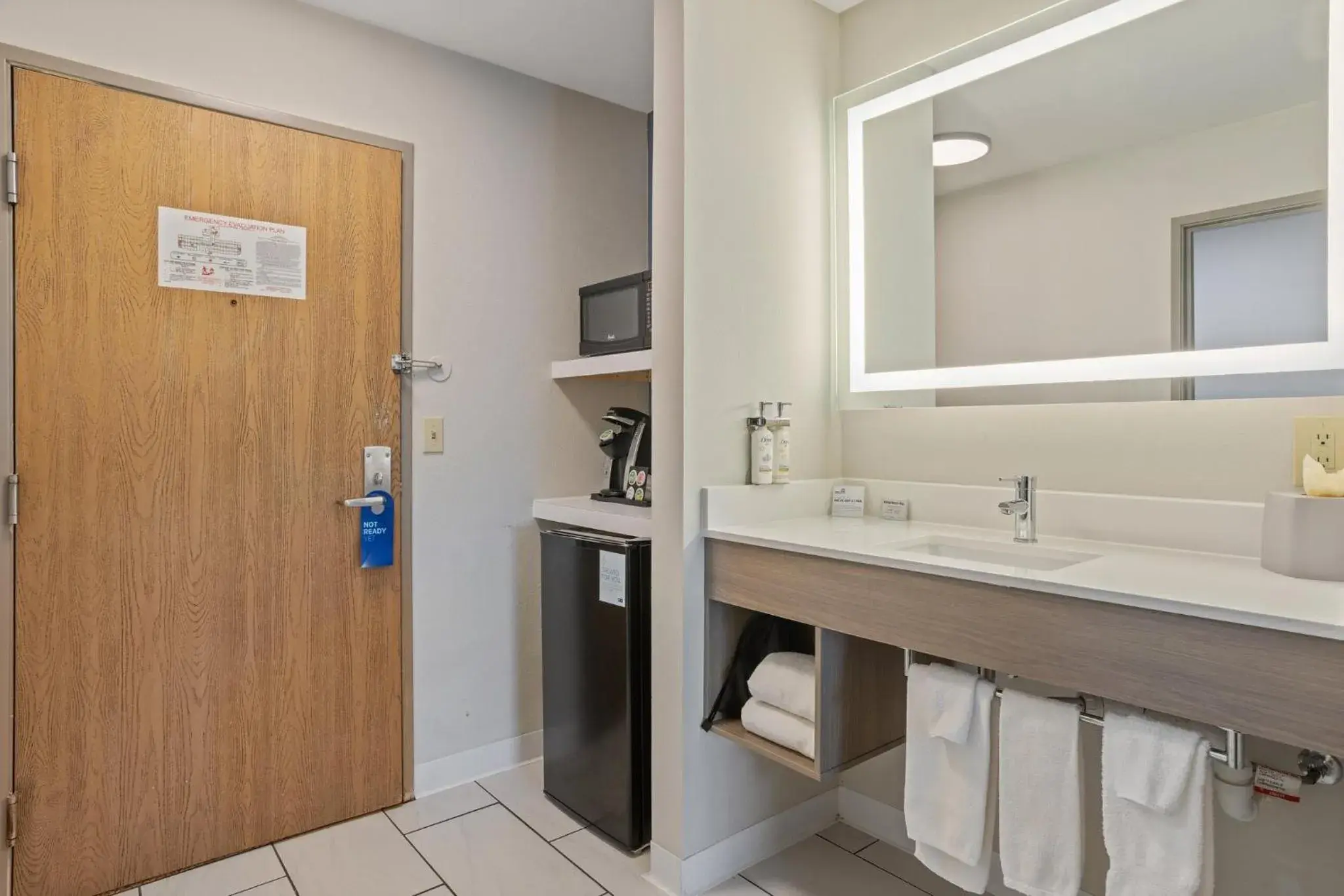 Standard King Room in Holiday Inn Express Hotel & Suites Torrington by IHG Standard King Room in Holiday Inn Express Hotel & Suites Torrington by IHG