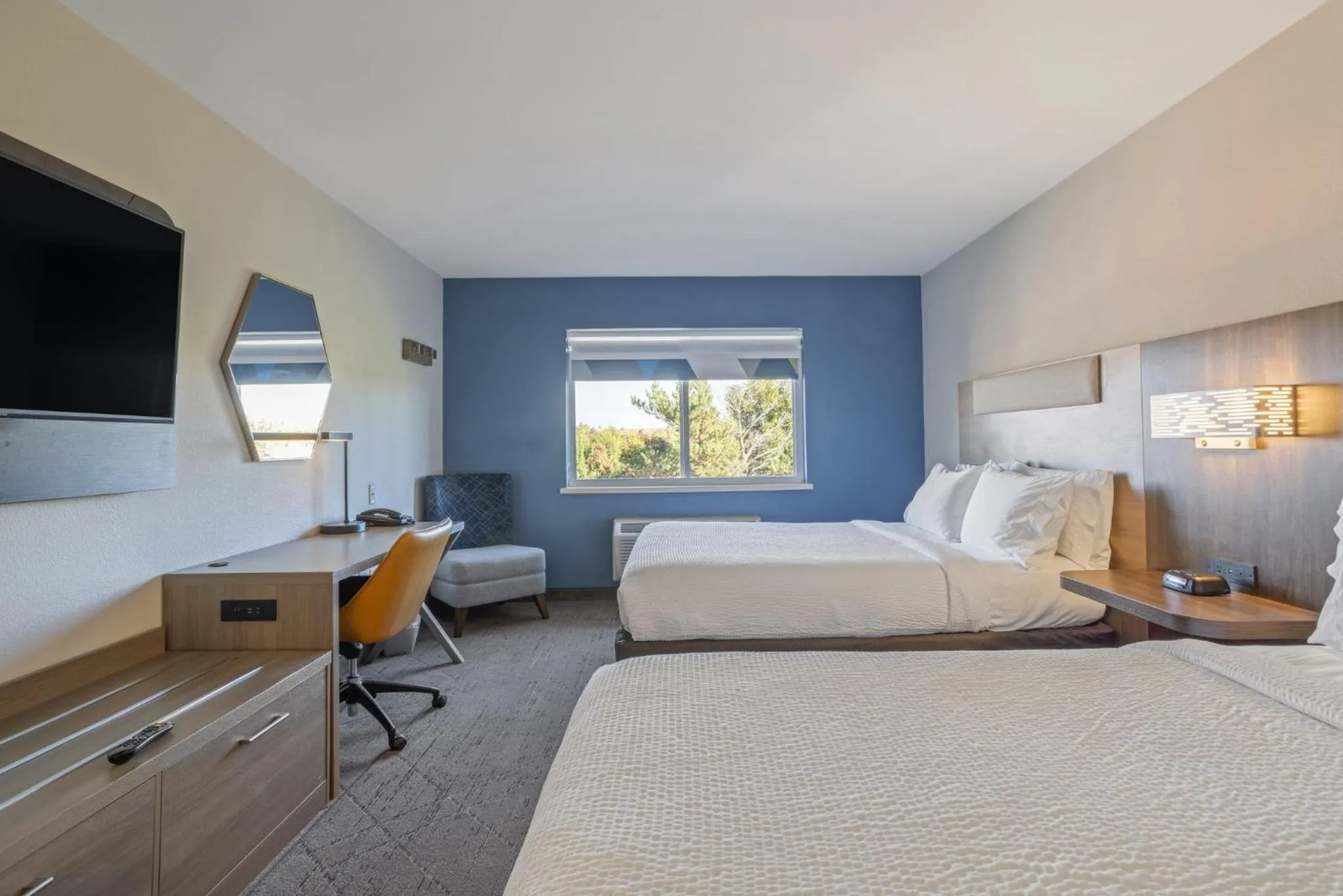 Photo of the whole room, Bed in Holiday Inn Express Hotel & Suites Torrington by IHG