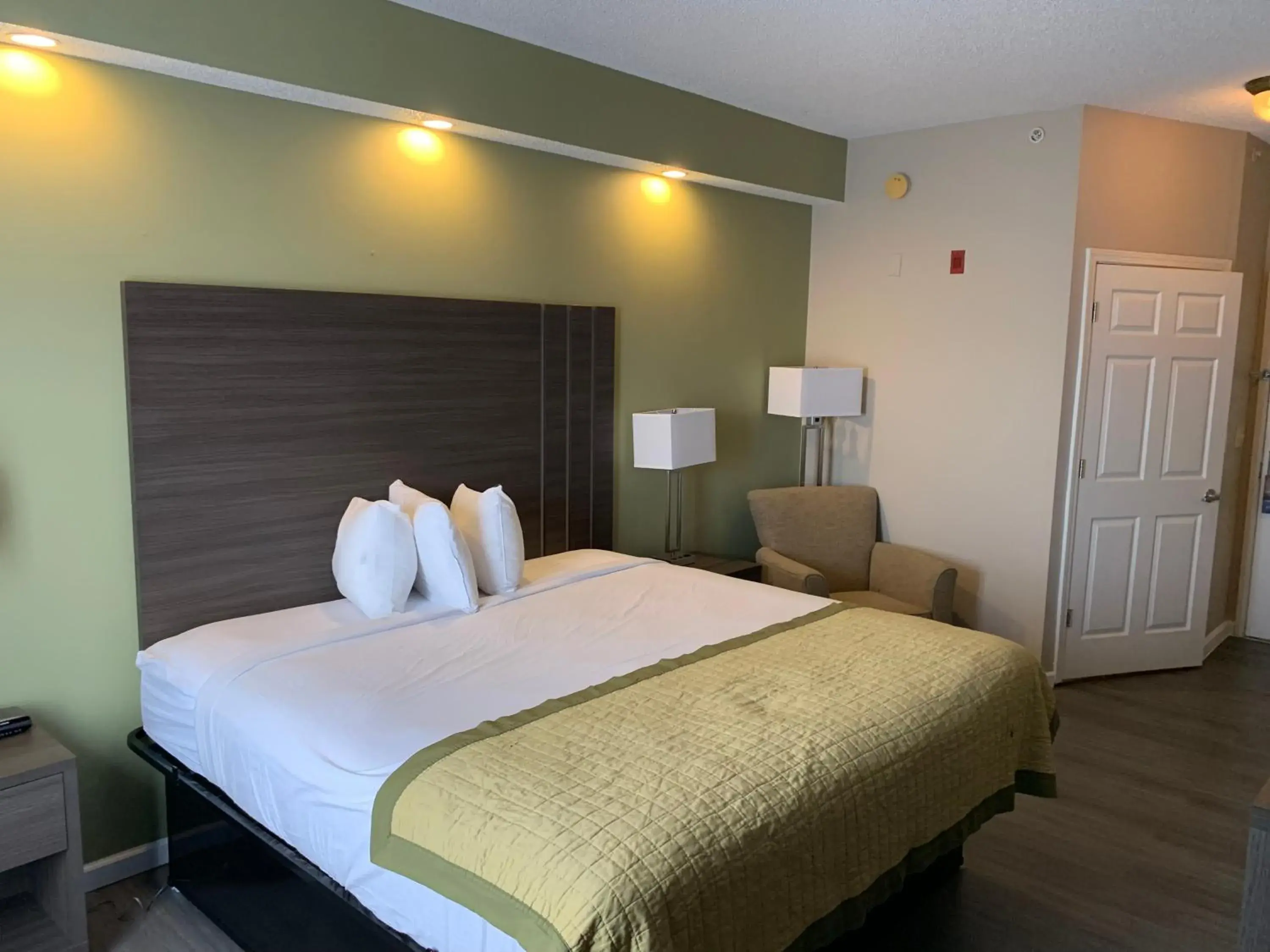 Living room, Bed in Ormond Beach Inn Living room, Bed in Ormond Beach Inn