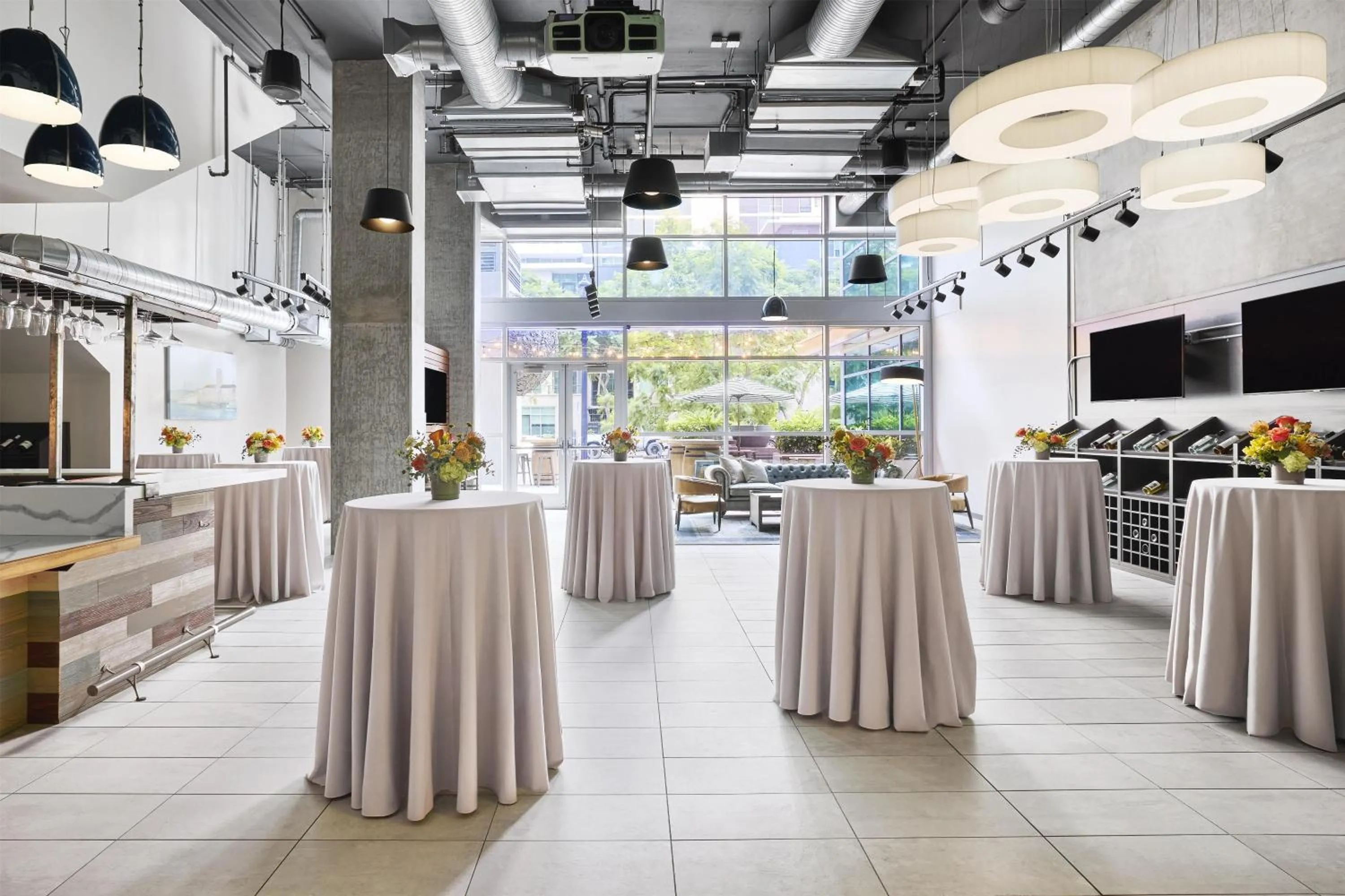 Dining area in Carte Hotel San Diego Downtown, Curio Collection By Hilton