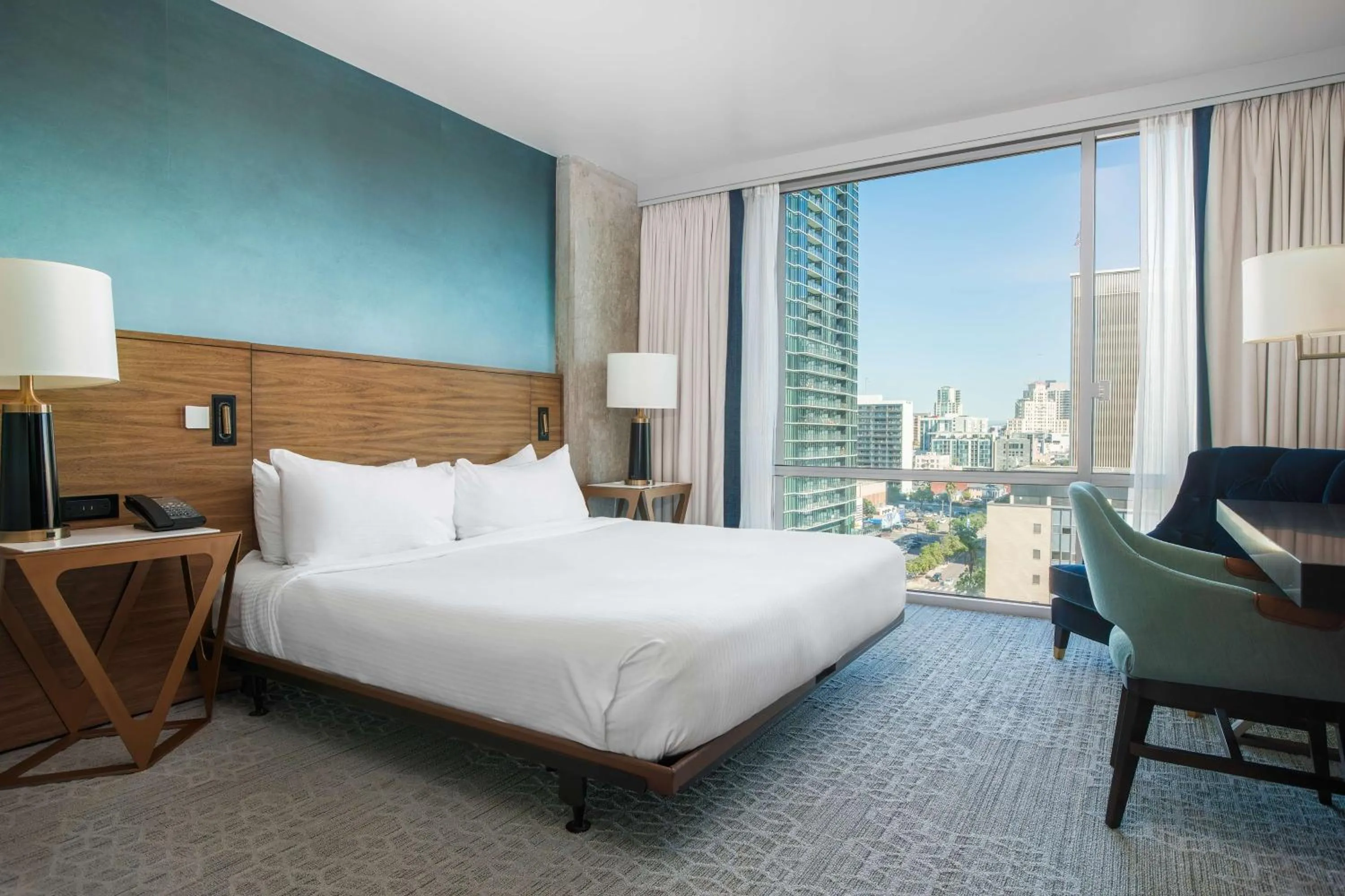 Bedroom, Bed in Carte Hotel San Diego Downtown, Curio Collection By Hilton