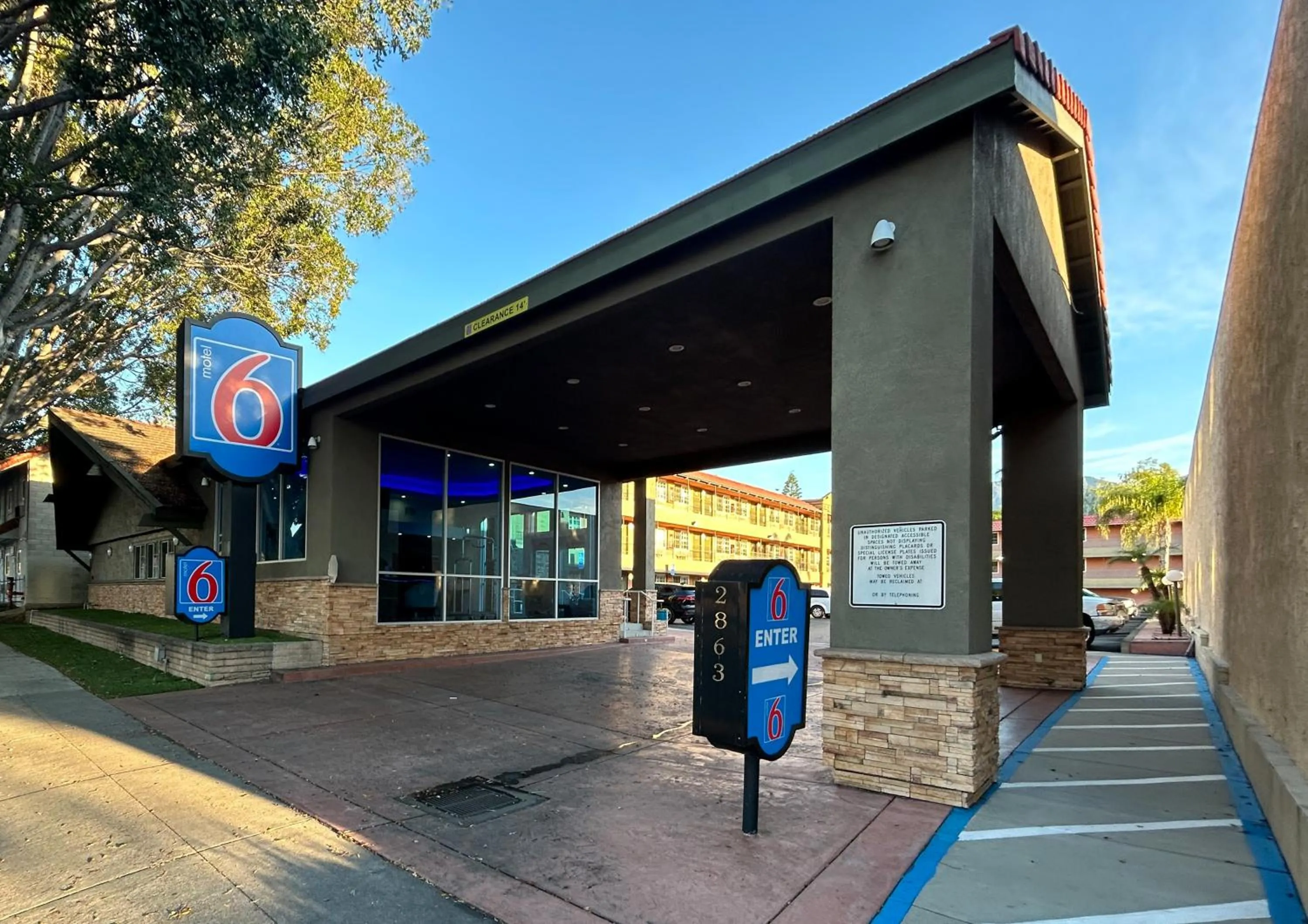 Property building in Motel 6 Pasadena, CA Old Town Pasadena Area