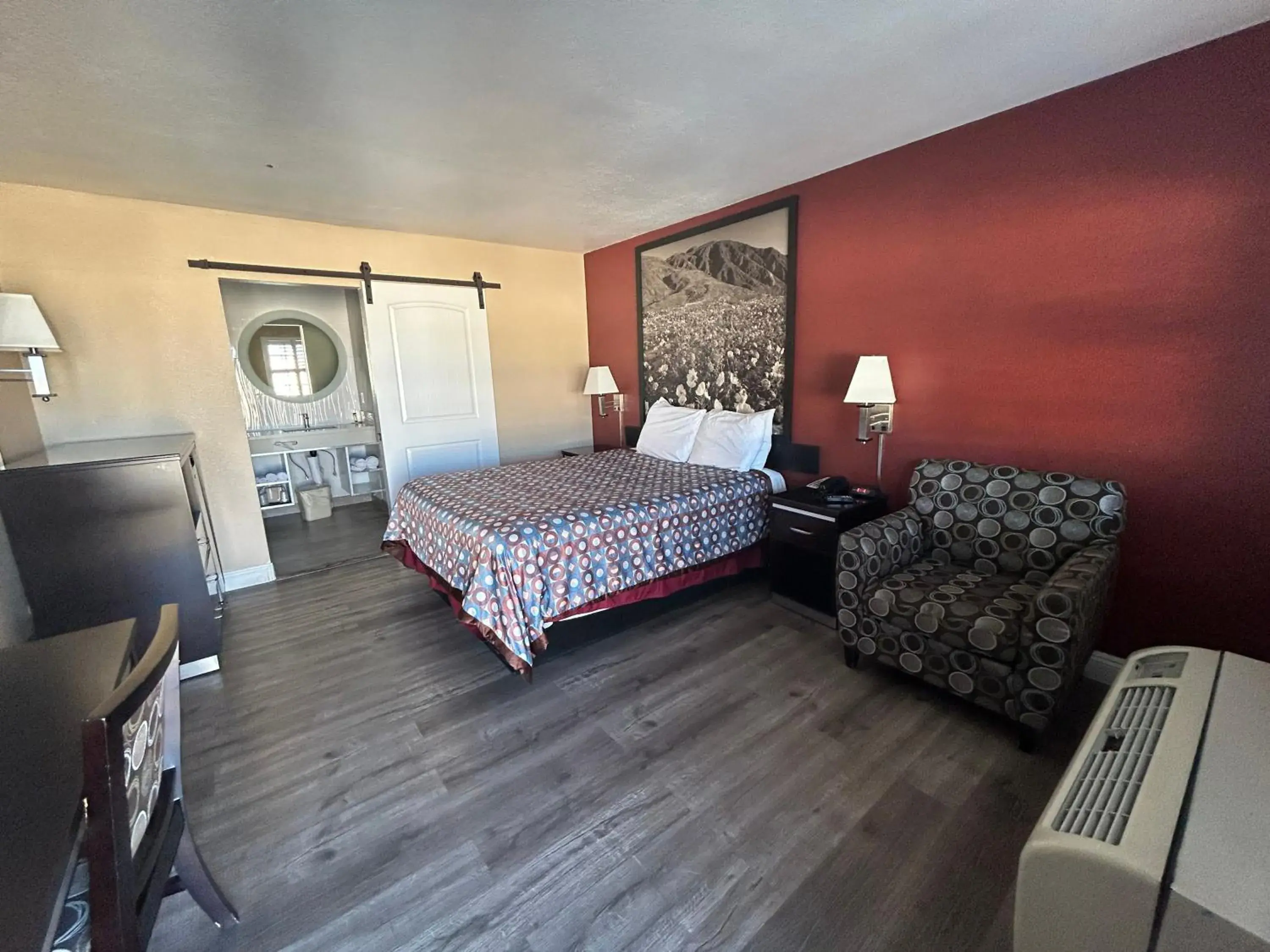 Queen Room - Smoking in Motel 6 Pasadena, CA Old Town Pasadena Area Queen Room - Smoking in Motel 6 Pasadena, CA Old Town Pasadena Area