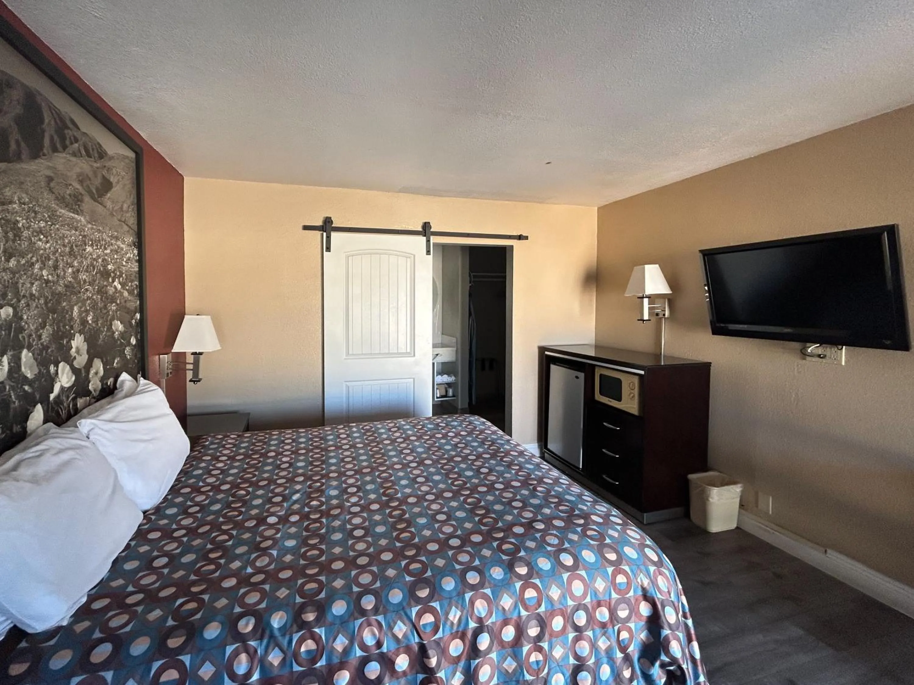 Bedroom, Bed in Motel 6 Pasadena, CA Old Town Pasadena Area