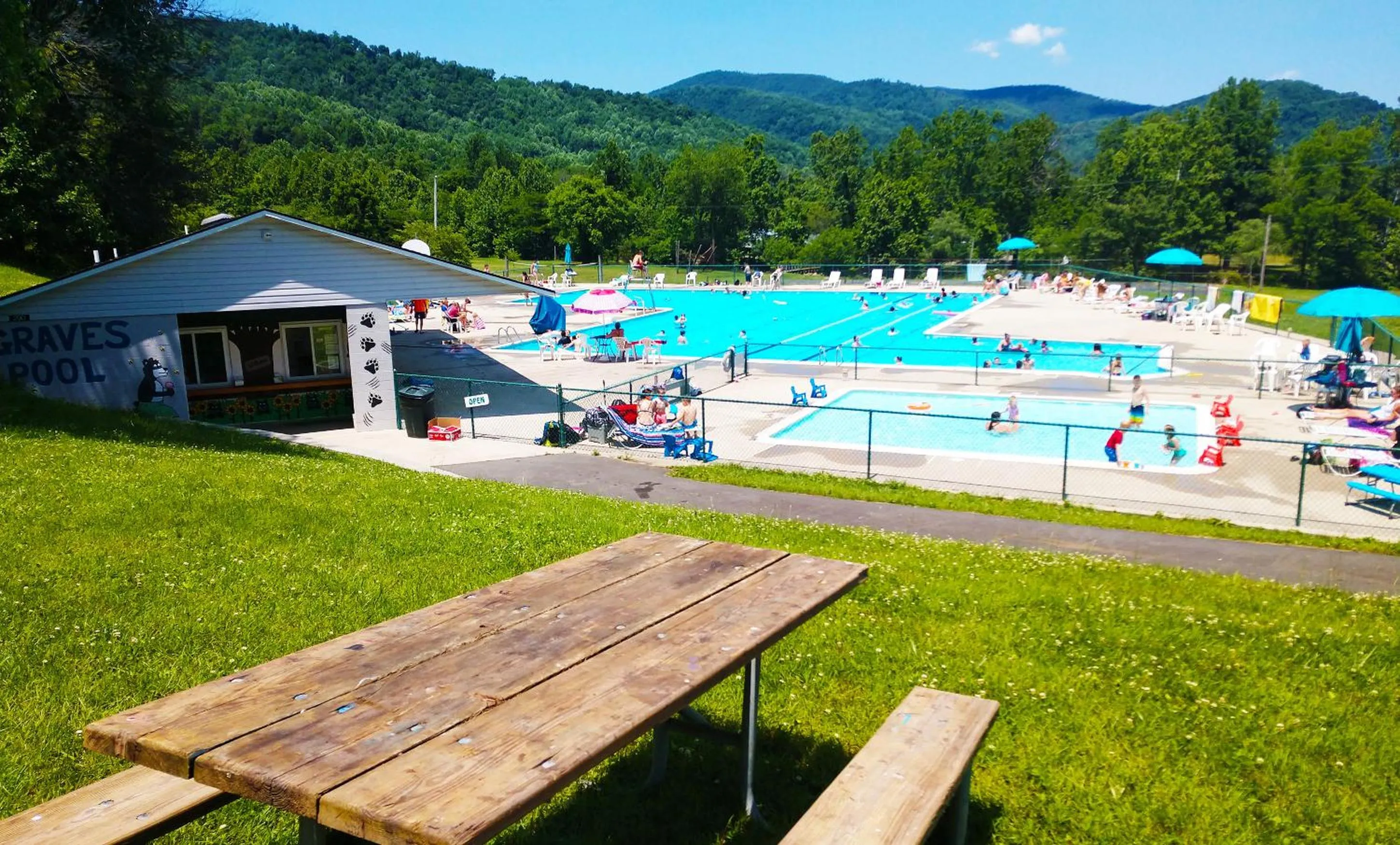 Swimming pool in Graves Mountain Farm & Lodges