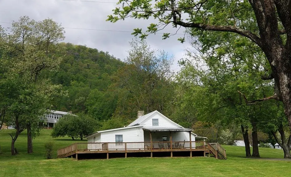 Graves Mountain Farm & Lodges