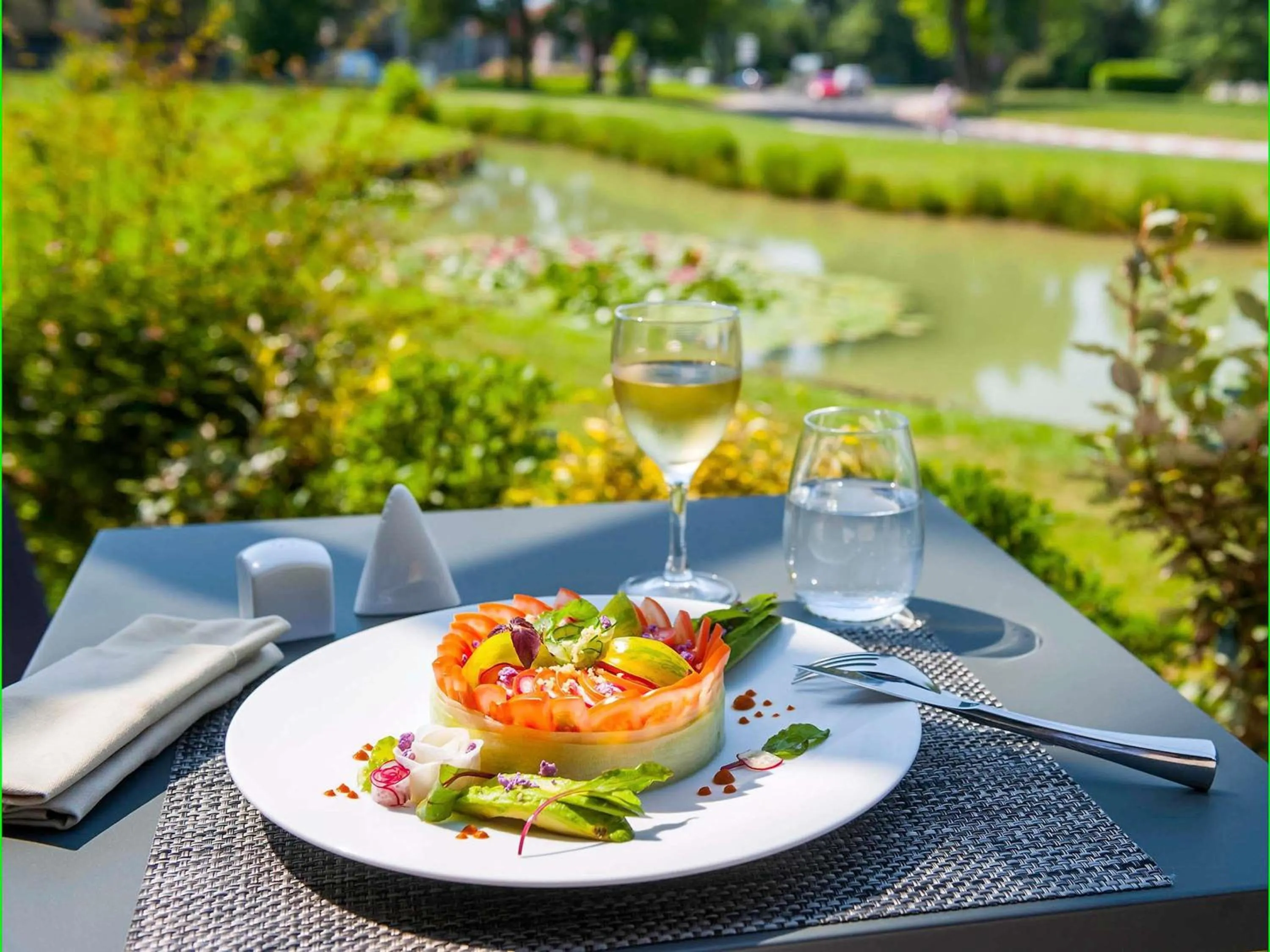 Lounge or bar in Parc Beaumont Hôtel & Spa Pau - MGallery Collection