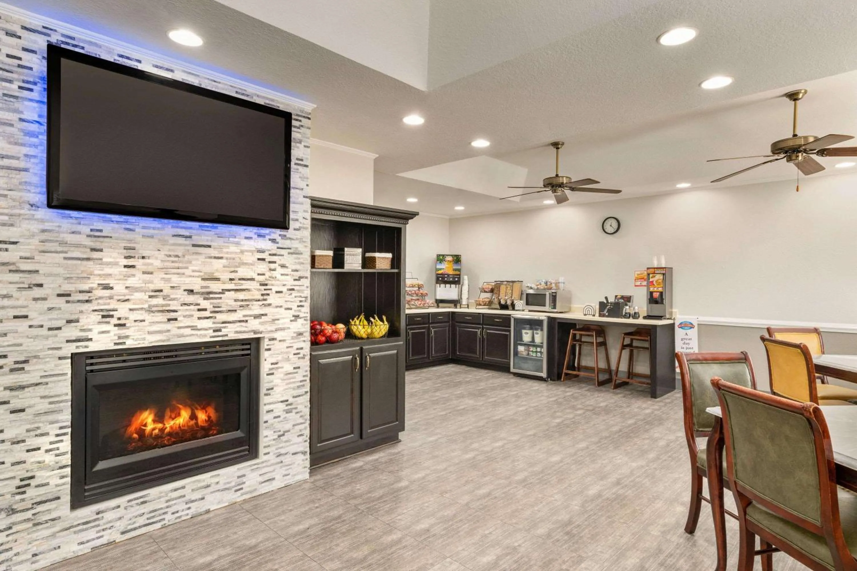 Restaurant/places to eat in Baymont by Wyndham Henderson Oxford