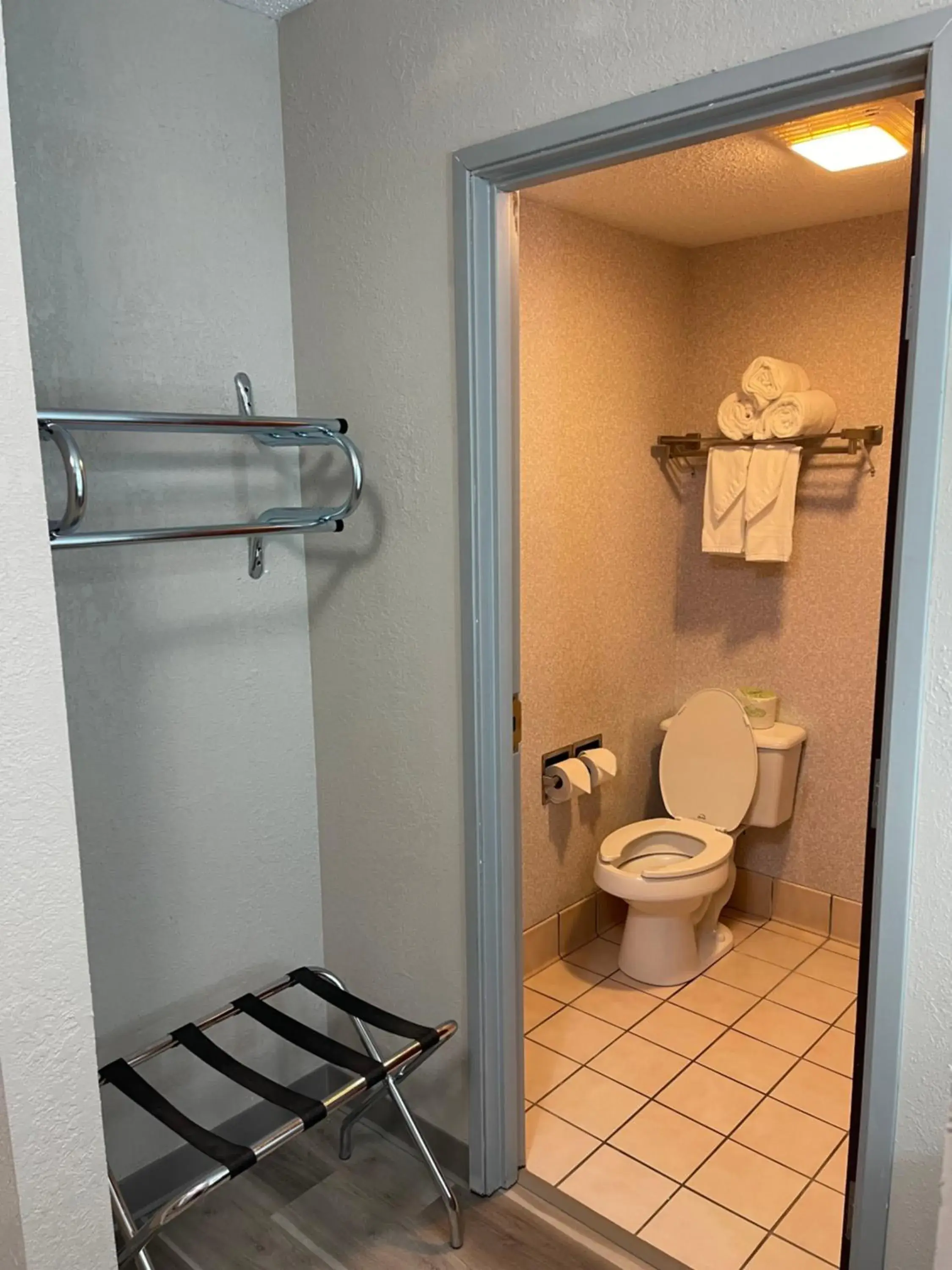 Standard King Room - Smoking in Days Inn by Wyndham Lisbon Standard King Room - Smoking in Days Inn by Wyndham Lisbon