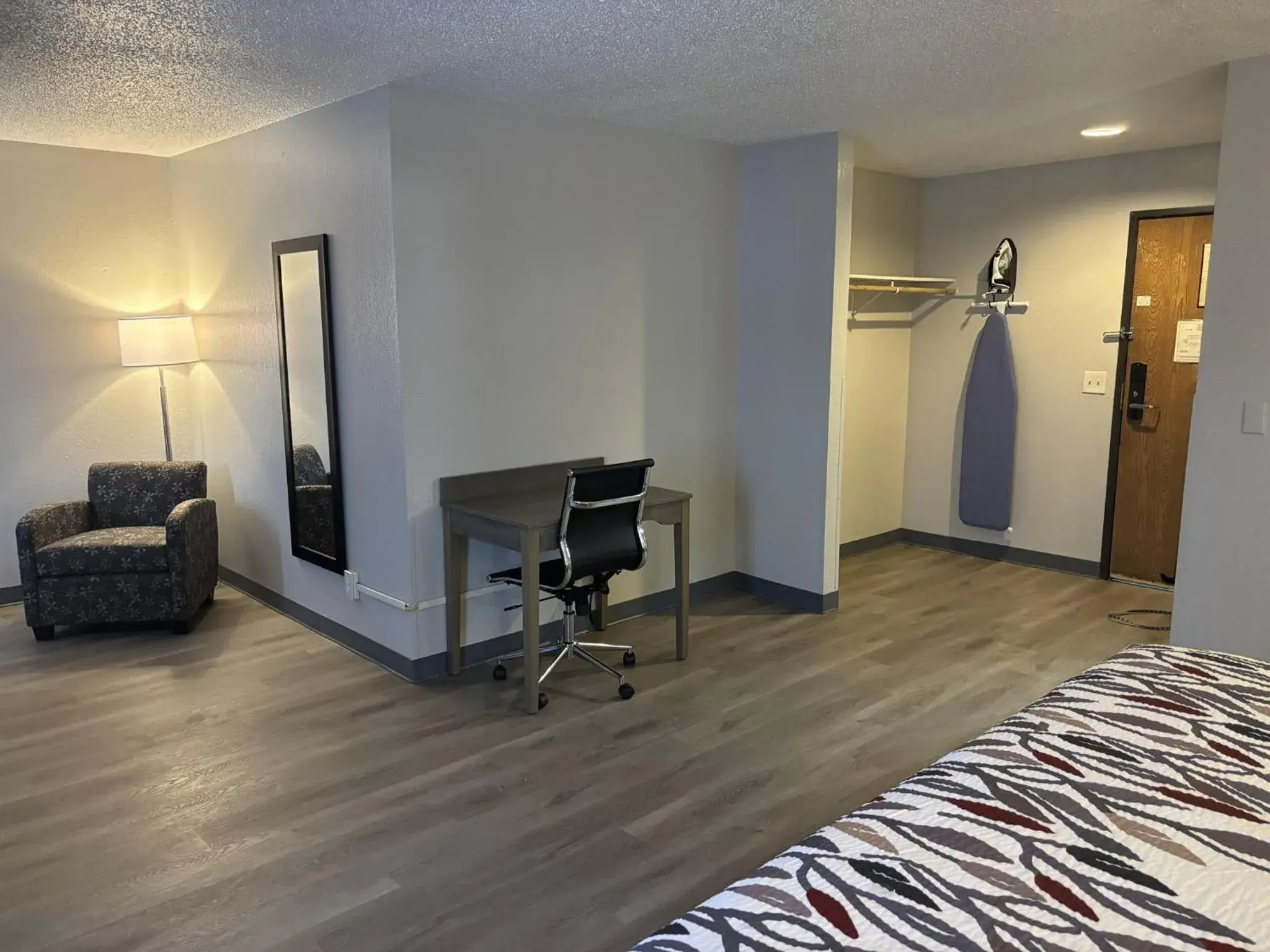 Suite King Room Non-Smoking in Red Roof Inn & Suites Hammond, IN Suite King Room Non-Smoking in Red Roof Inn & Suites Hammond, IN