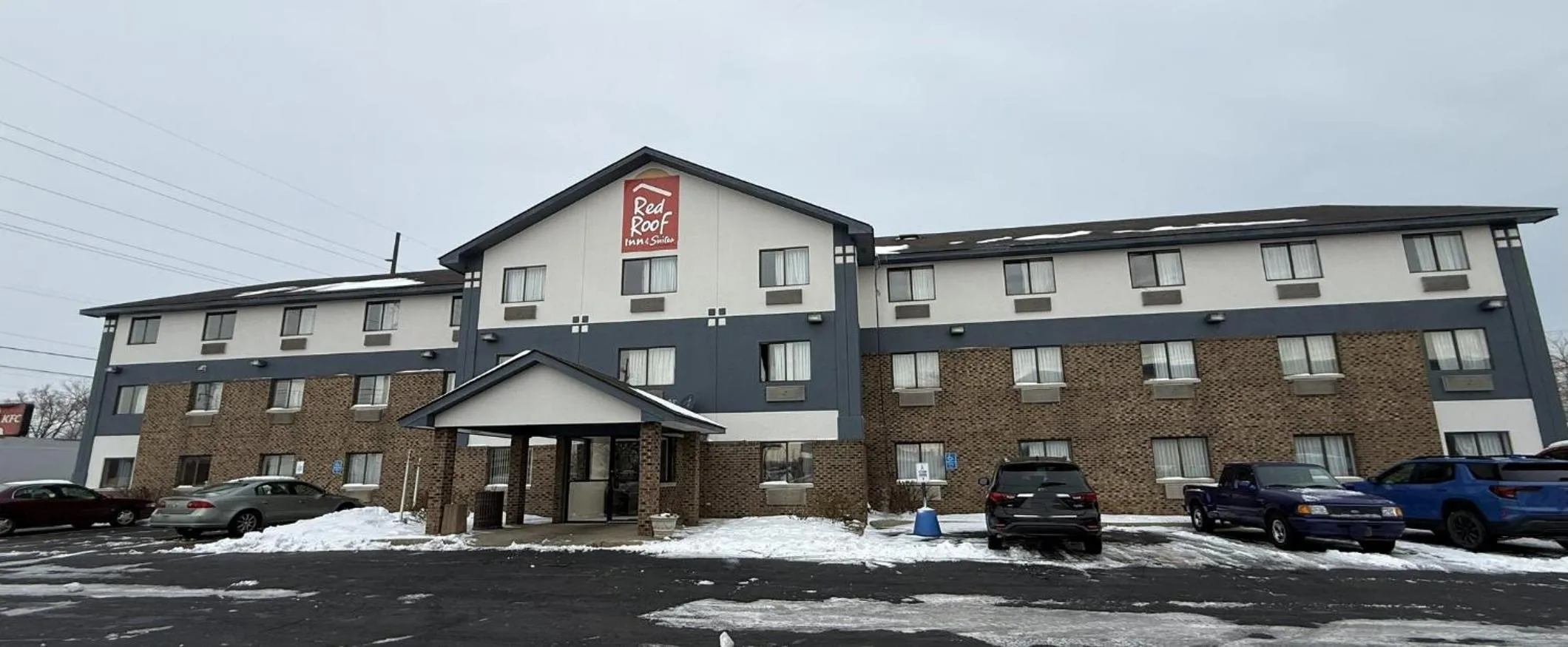 Property building in Red Roof Inn & Suites Hammond, IN