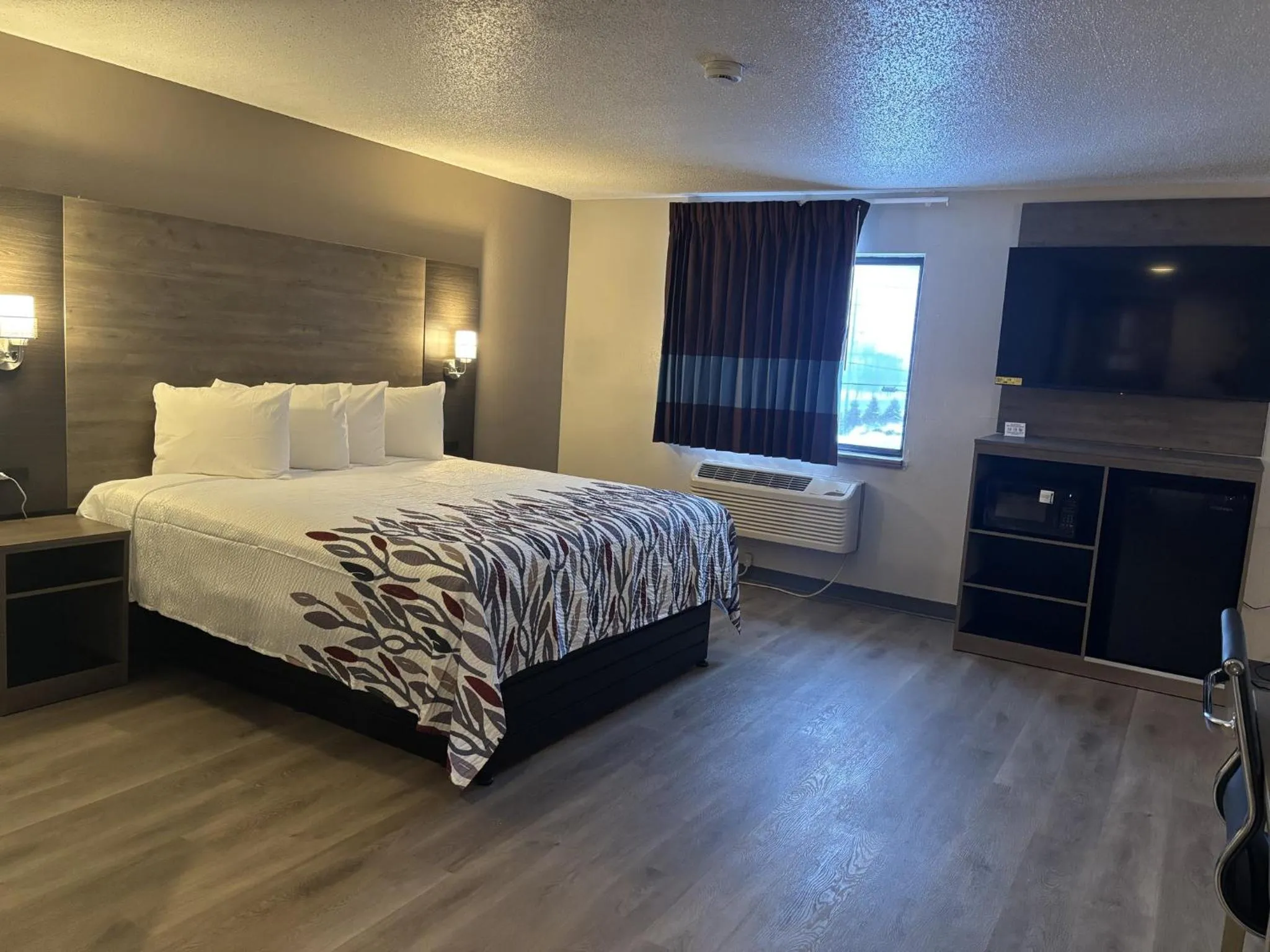 Bedroom, Bed in Red Roof Inn & Suites Hammond, IN