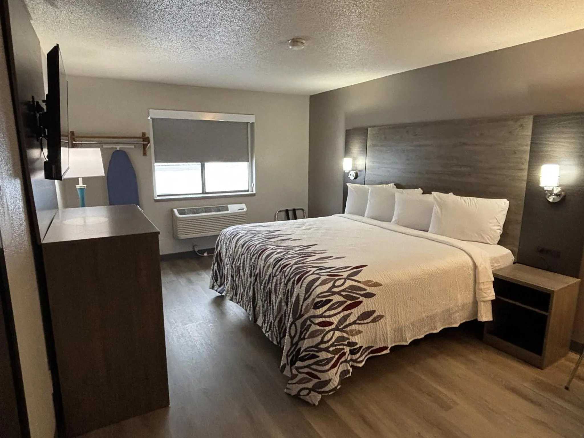 Photo of the whole room, Bed in Red Roof Inn & Suites Hammond, IN