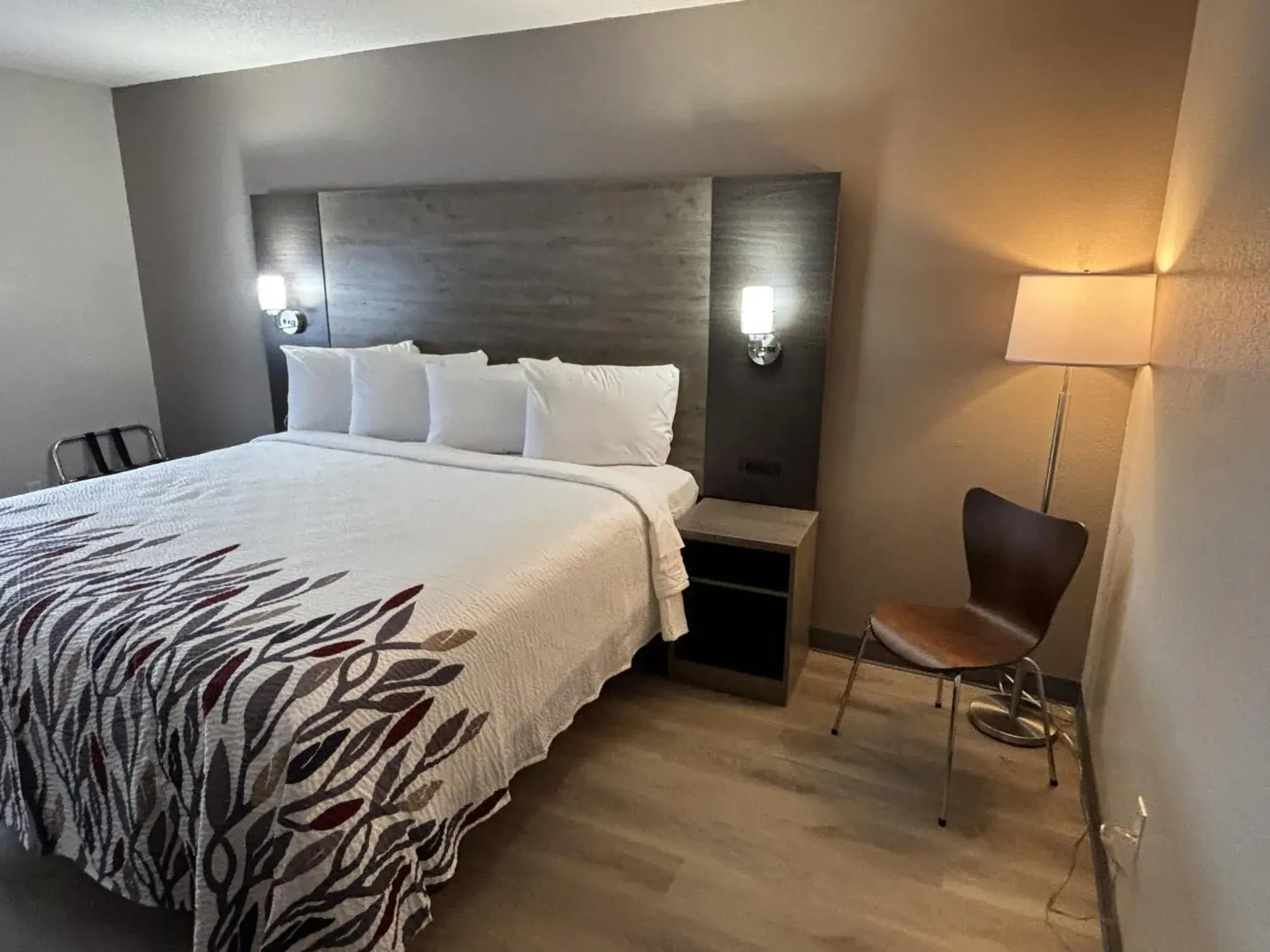 Superior King Room Non-Smoking in Red Roof Inn & Suites Hammond, IN Superior King Room Non-Smoking in Red Roof Inn & Suites Hammond, IN