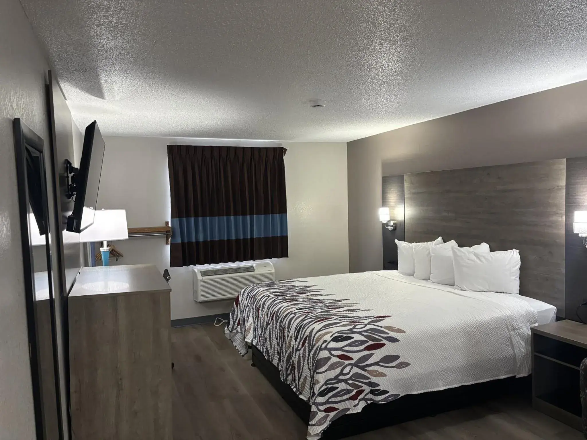 Superior King Room Disability Access Non-Smoking in Red Roof Inn & Suites Hammond, IN Superior King Room Disability Access Non-Smoking in Red Roof Inn & Suites Hammond, IN