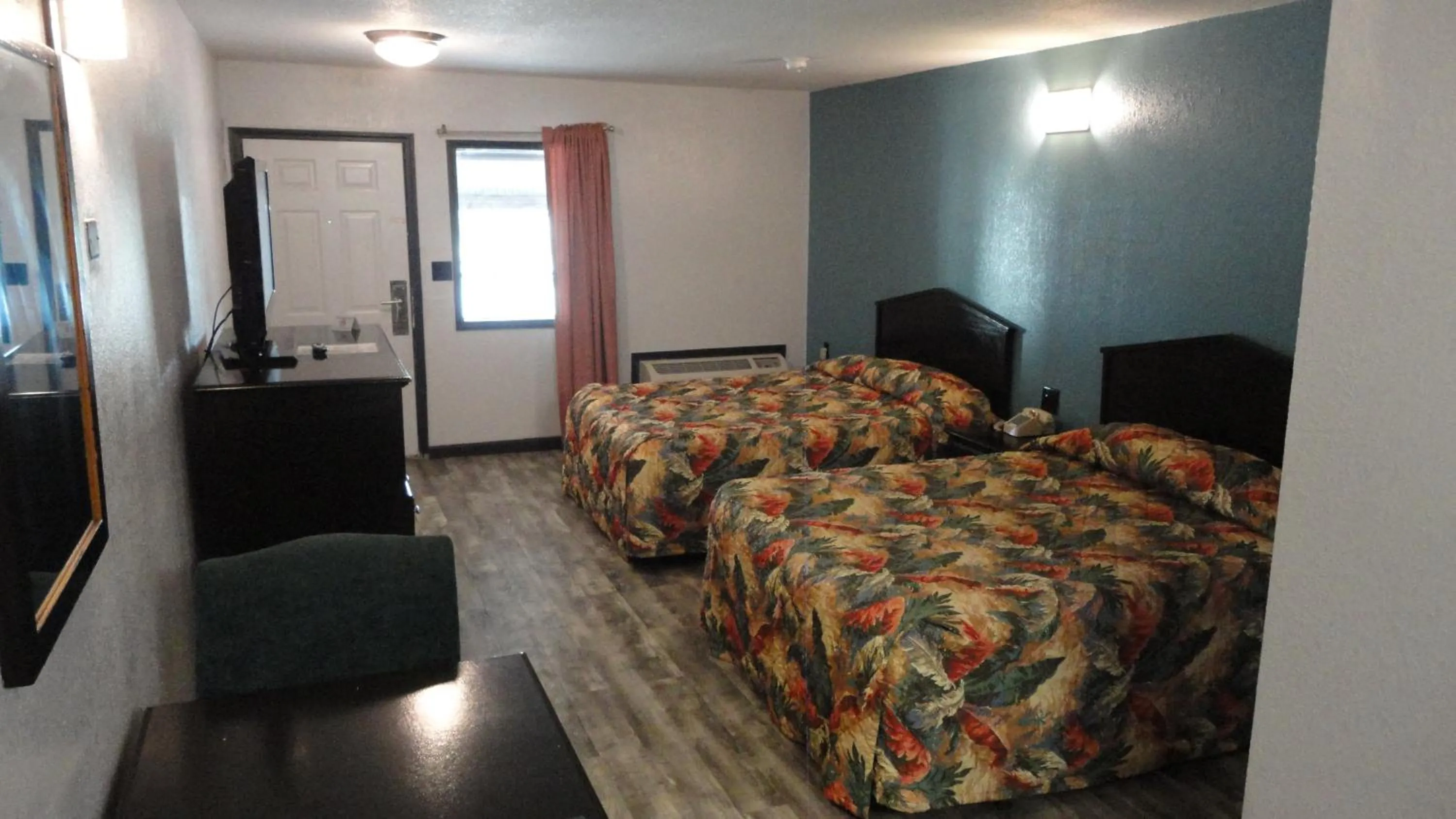 Bedroom, Bed in Western Inn - Pensacola