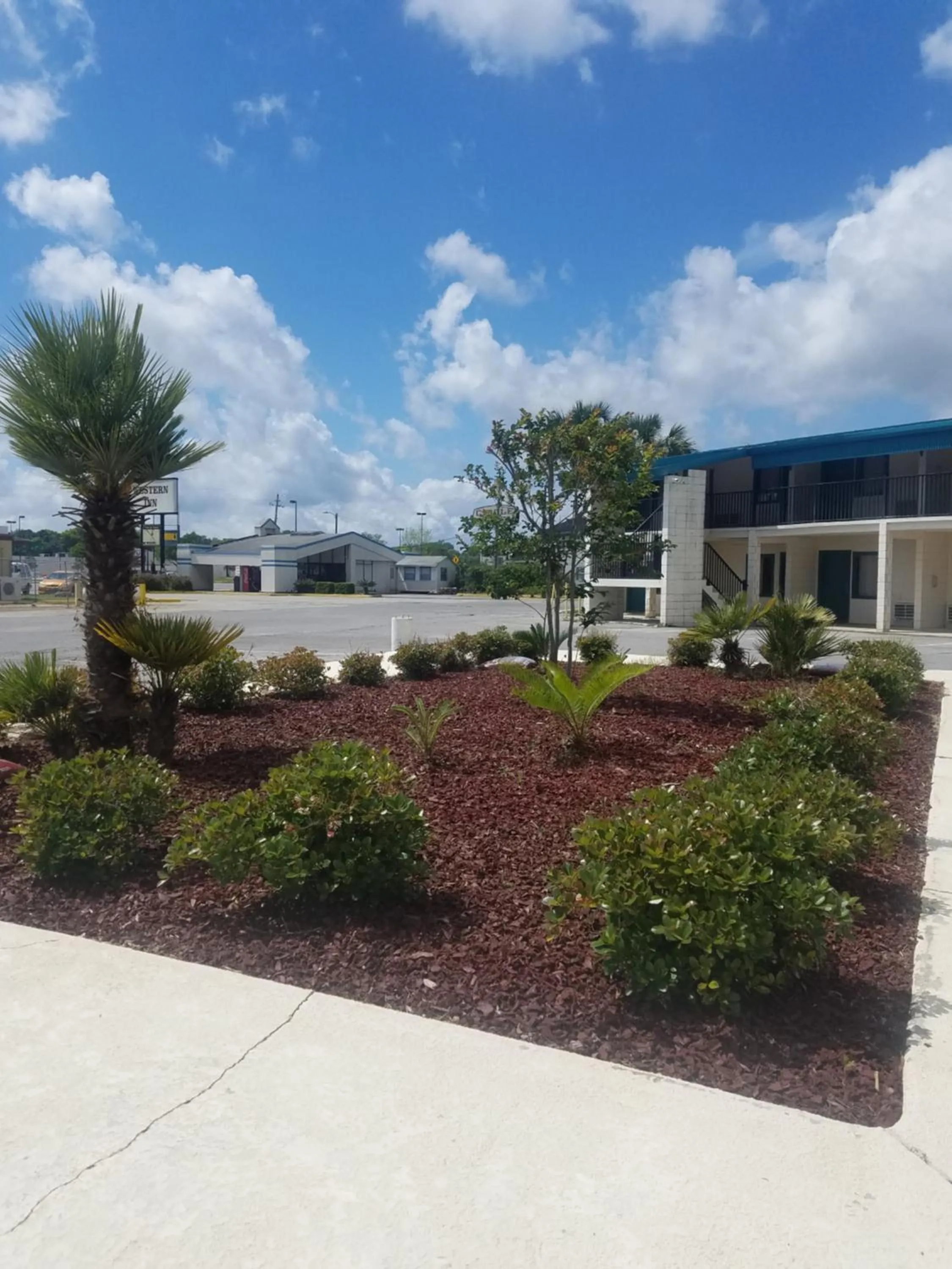 Garden in Western Inn - Pensacola