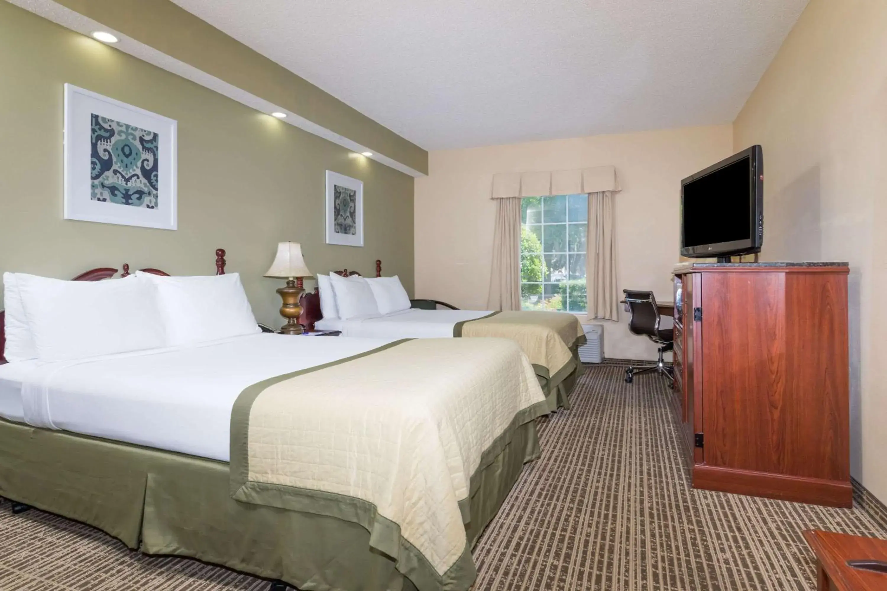 Photo of the whole room, Bed in Baymont by Wyndham Lakeland Photo of the whole room, Bed in Baymont by Wyndham Lakeland