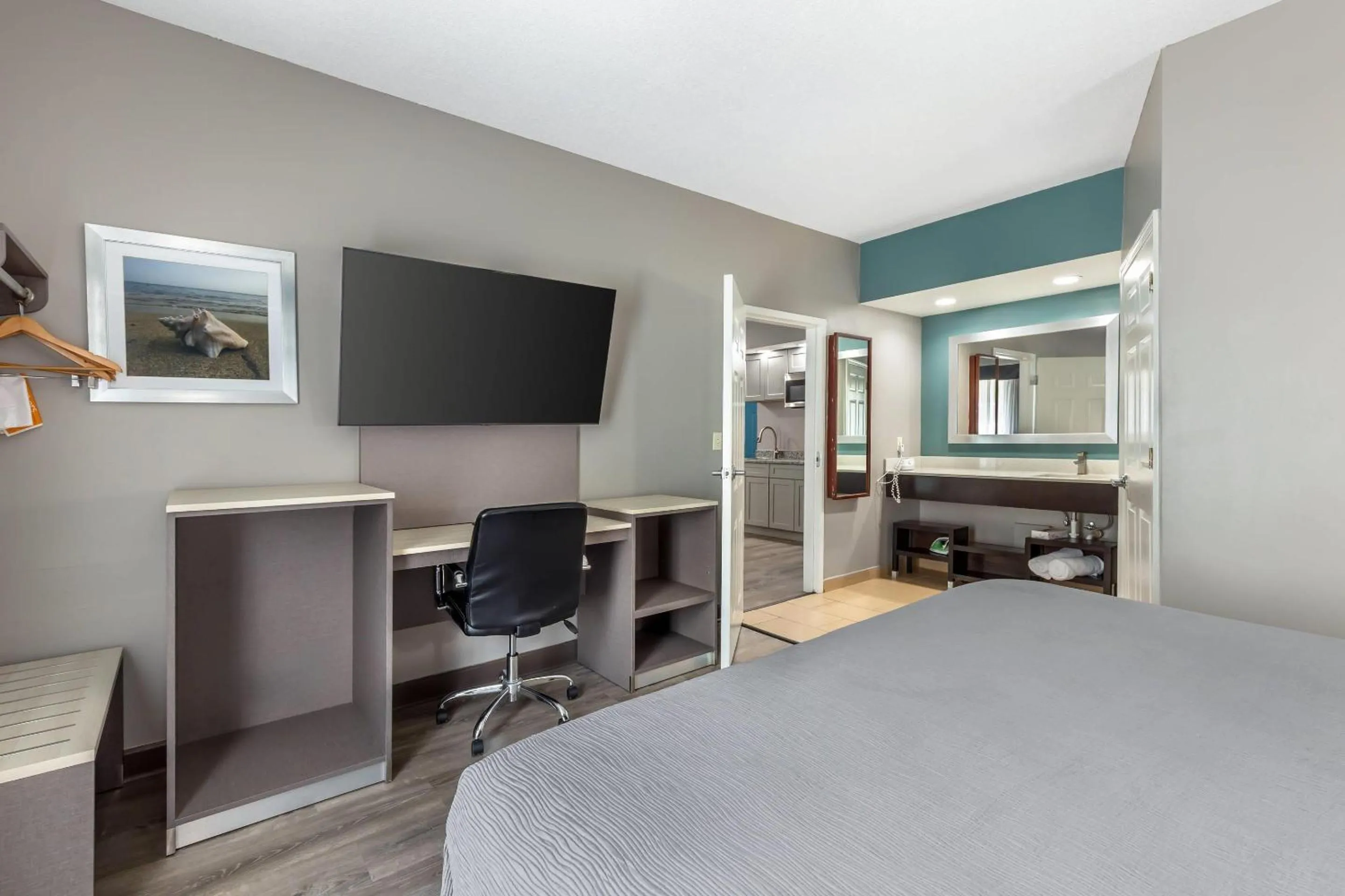 Bedroom, Bed in Quality Inn Wilmington