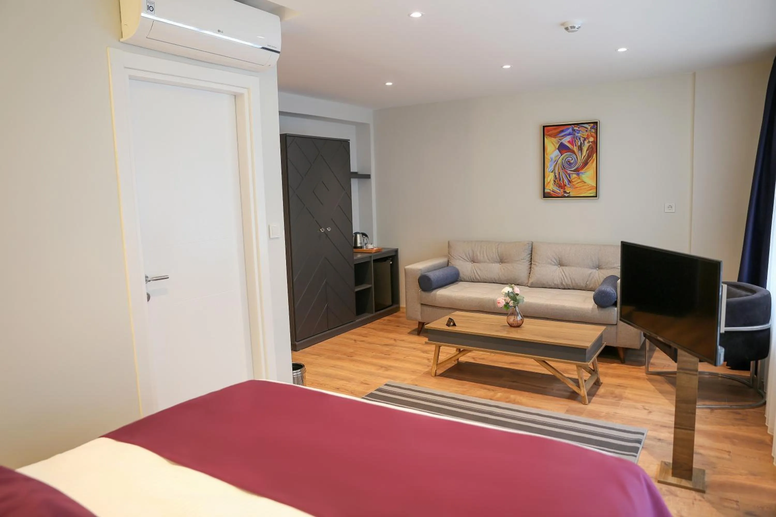 Photo of the whole room in The Roomy Hotel Şişli