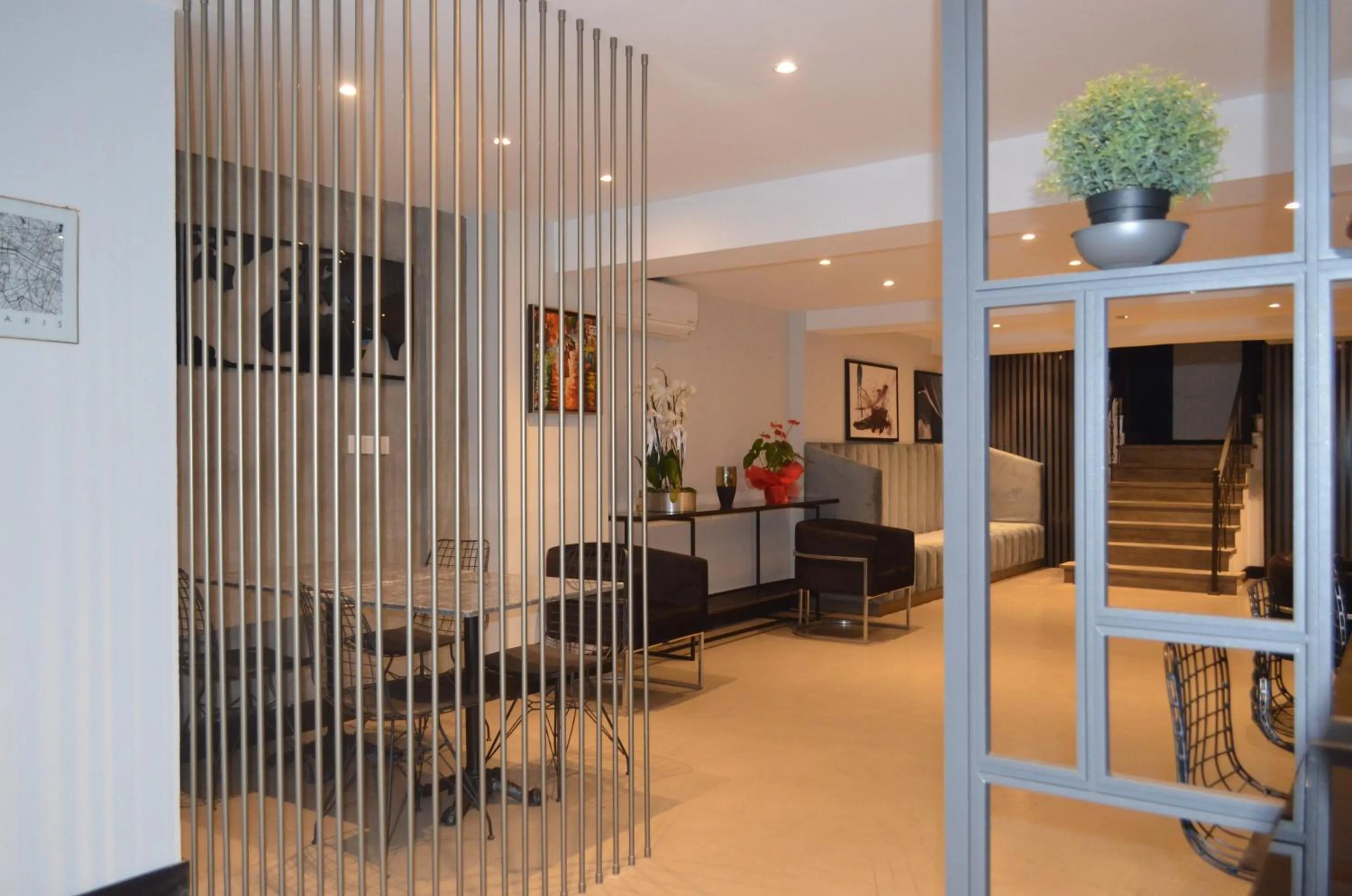 Seating area in The Roomy Hotel Şişli