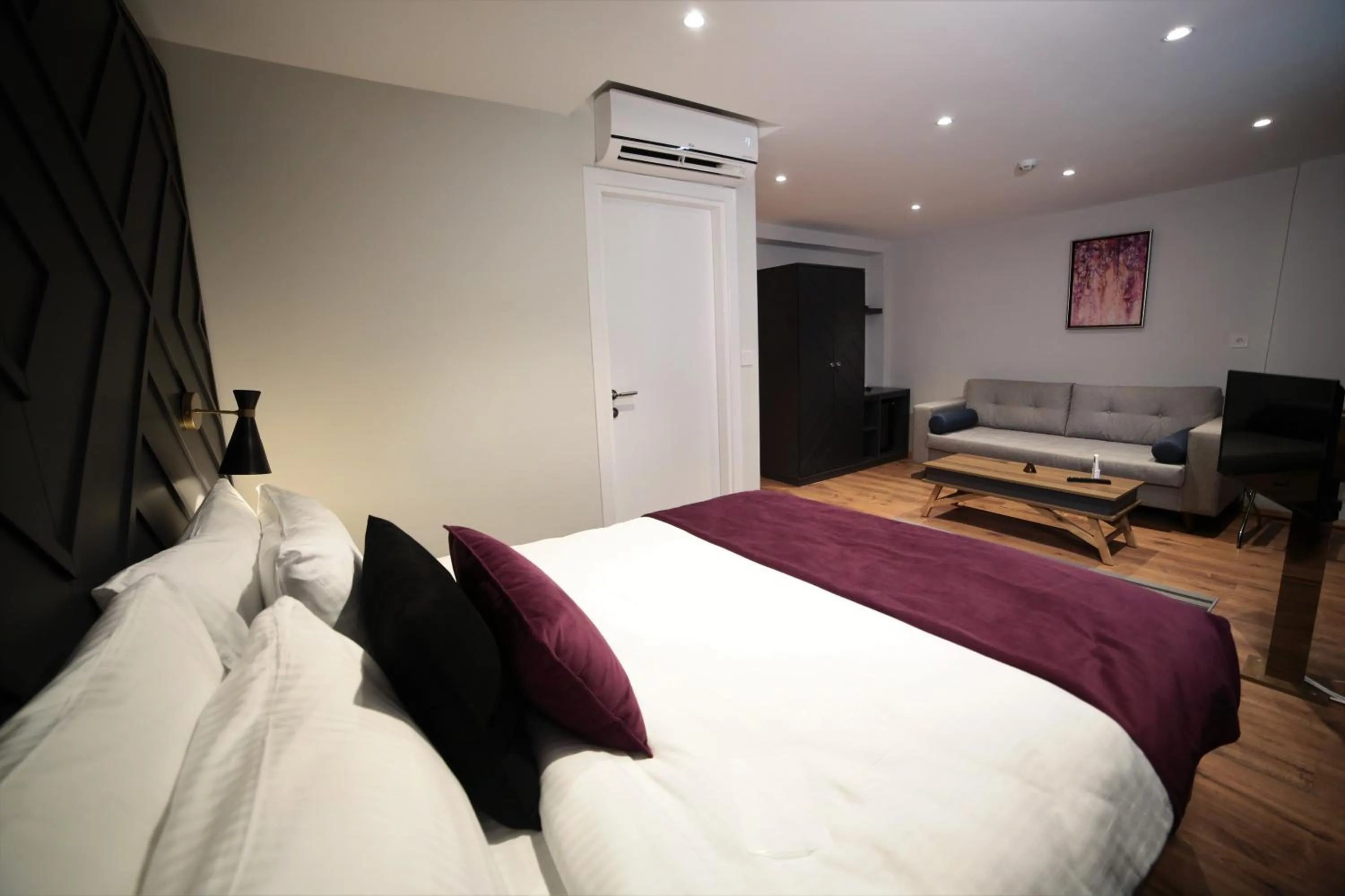 Photo of the whole room in The Roomy Hotel Şişli