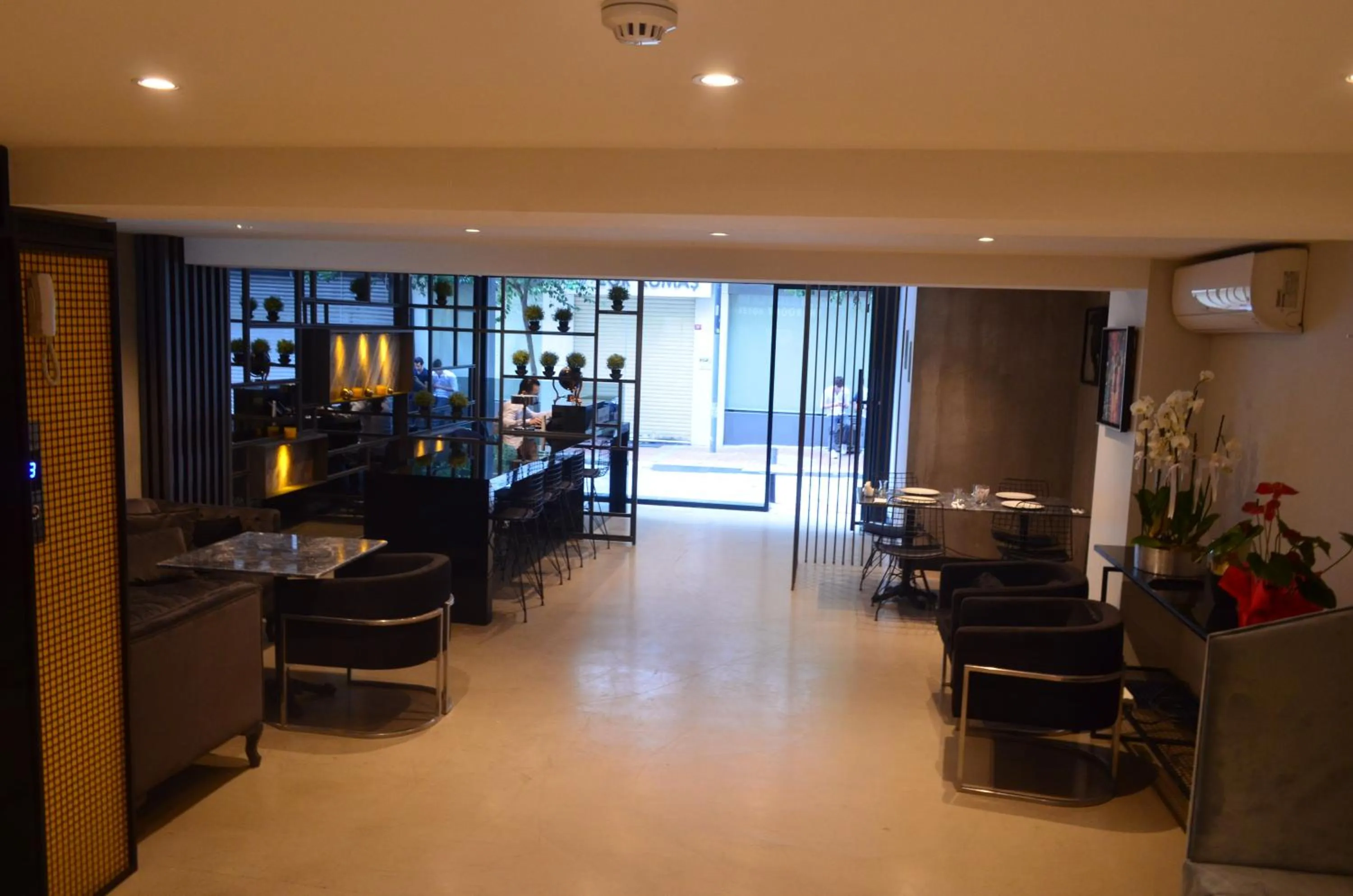 Seating area in The Roomy Hotel Şişli
