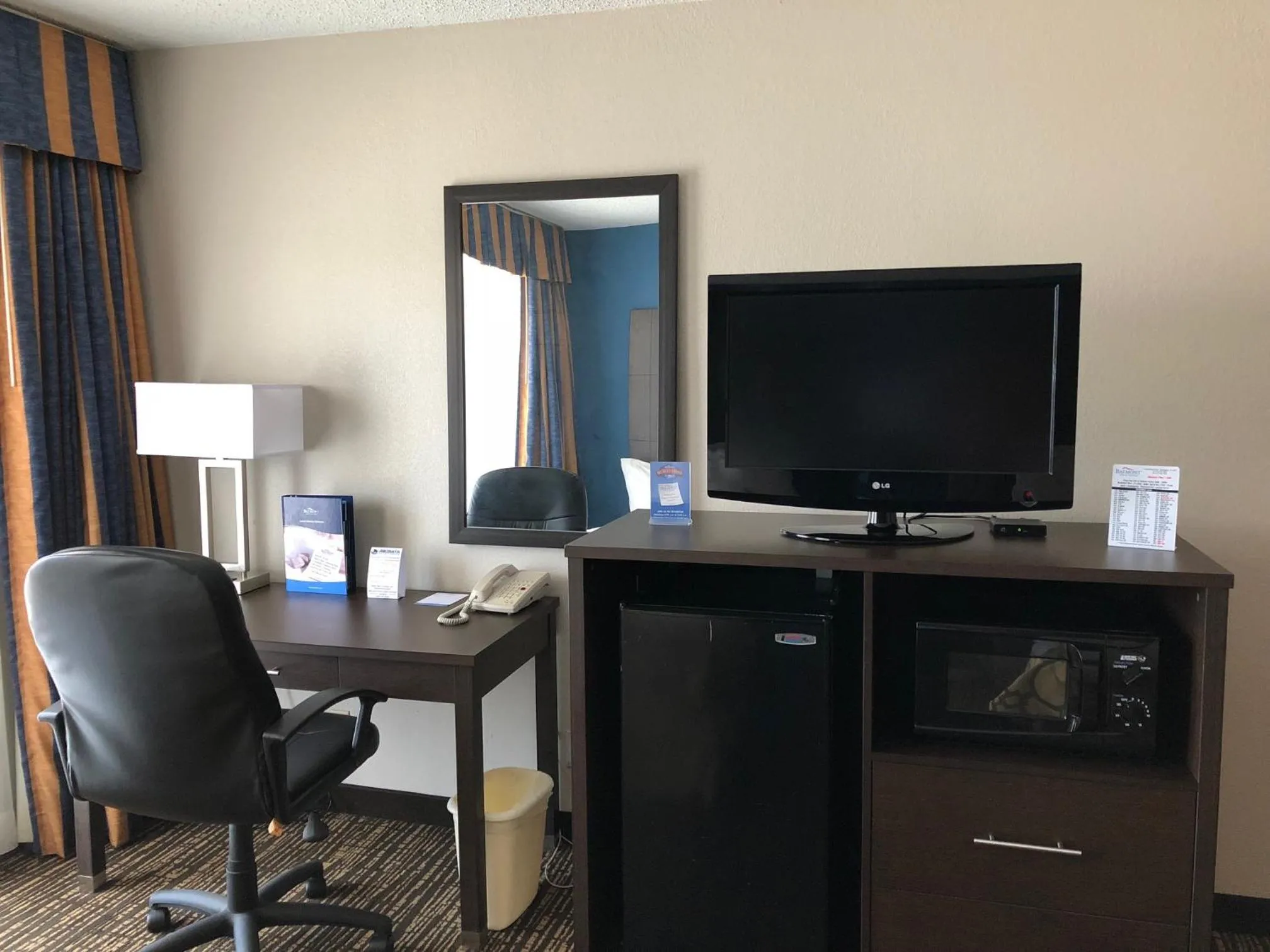 TV and multimedia in Baymont by Wyndham Washington