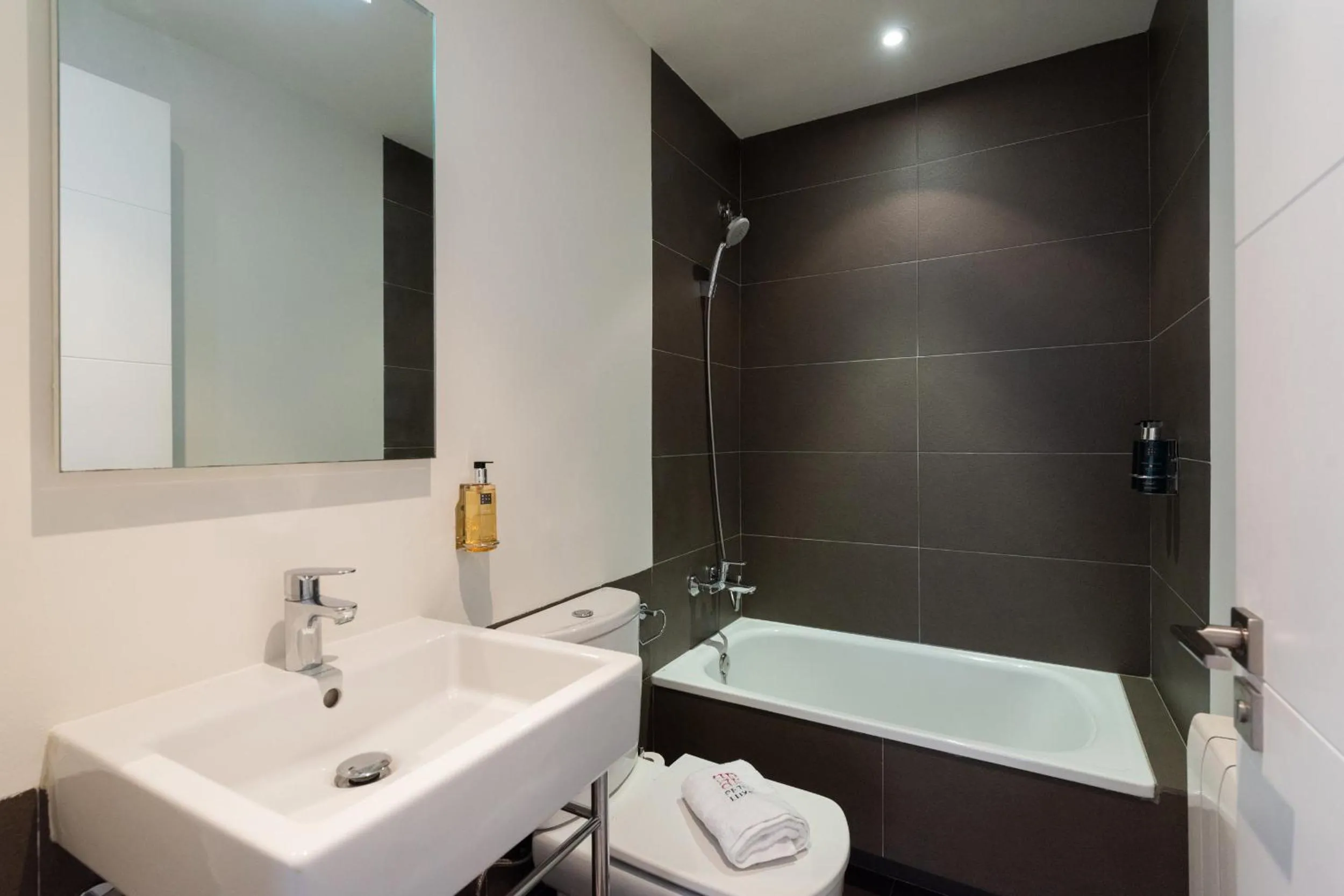 Shower in Petit Luxe Tobella Baixos